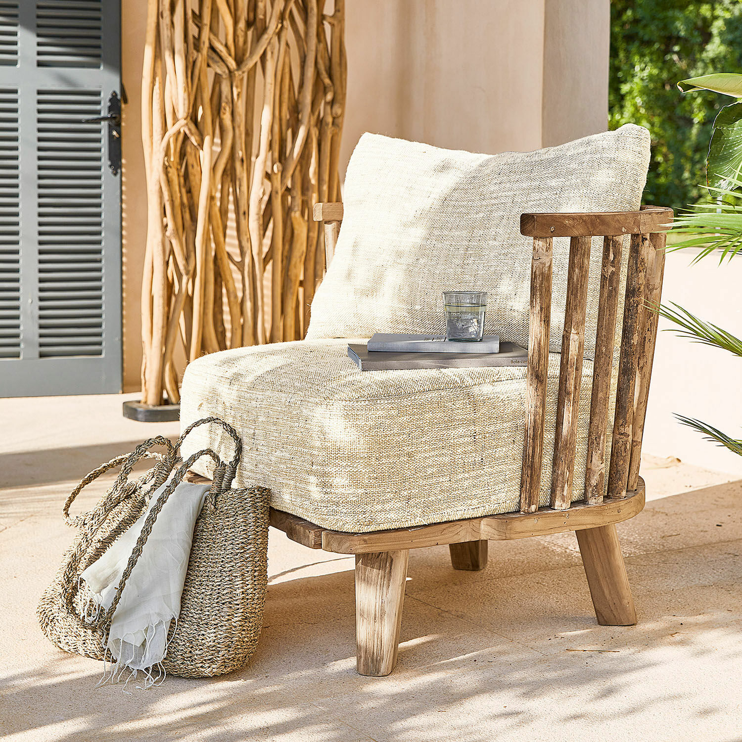 Beiger Polsterstuhl mit Holzrahmen, ideal zum Entspannen auf der Terrasse.