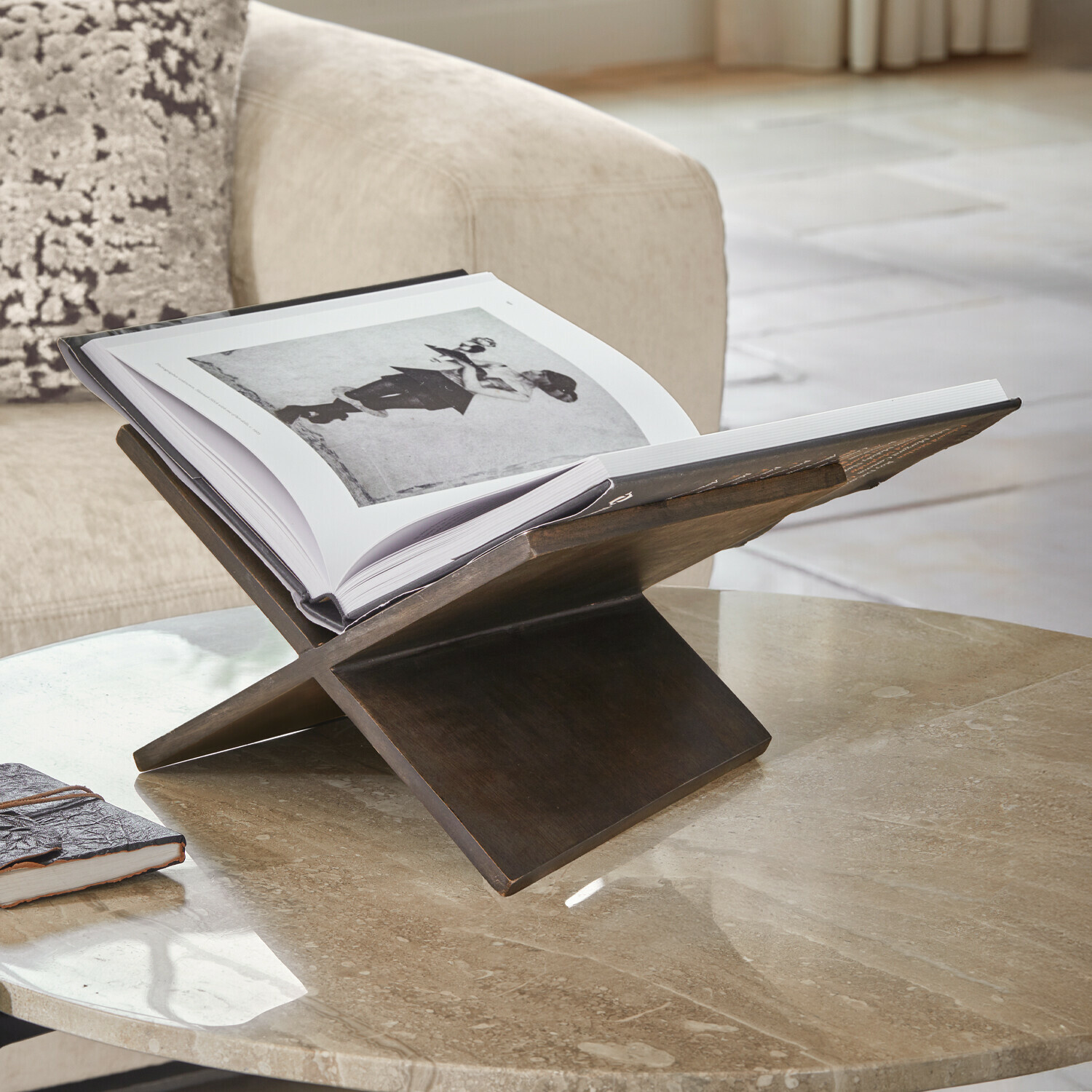 Buchständer Rialenca Dunkler Holzbuchhalter auf Marmorplatte im Wohnzimmer, elegantes Wohnaccessoire