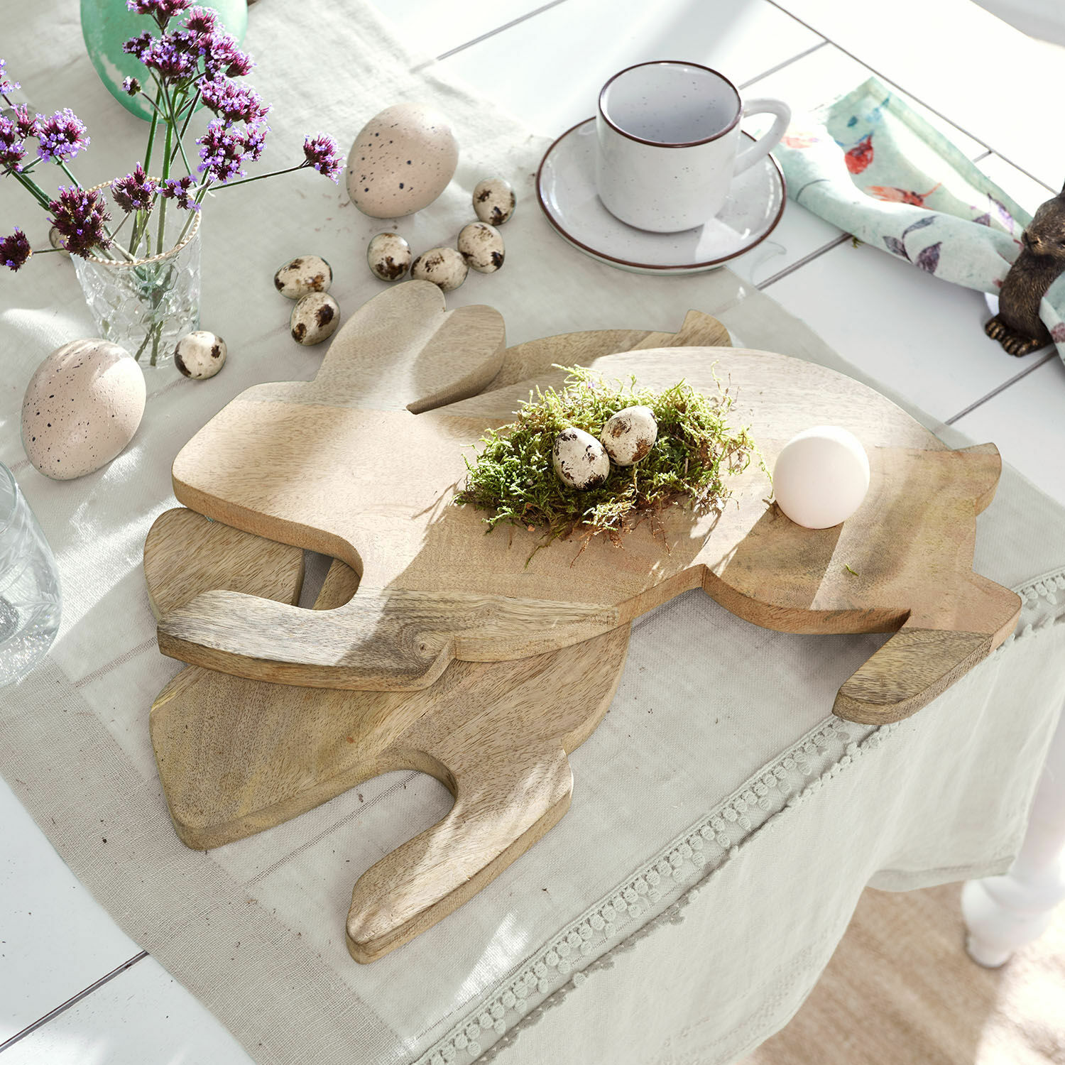 Frühstücksbrett 2er Set Doraline Holz-Schneidebrett in Hasenform auf hellem Tischtuch mit dekorativen Eiern und Tasse