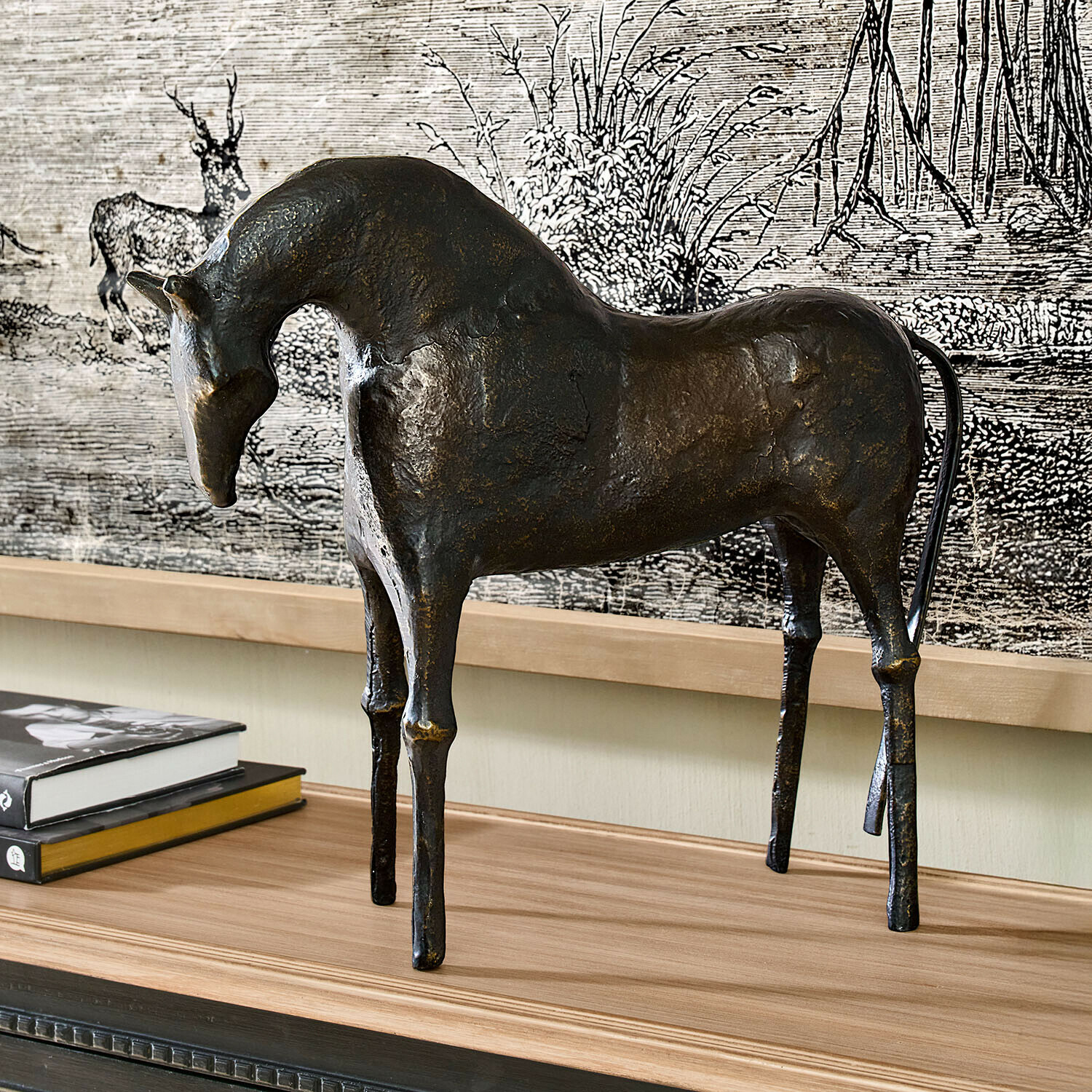 Deko-Pferd Dunmere Dunkle Metallpferdeskulptur auf Holztisch, elegante Innendekoration mit Tiermotiv