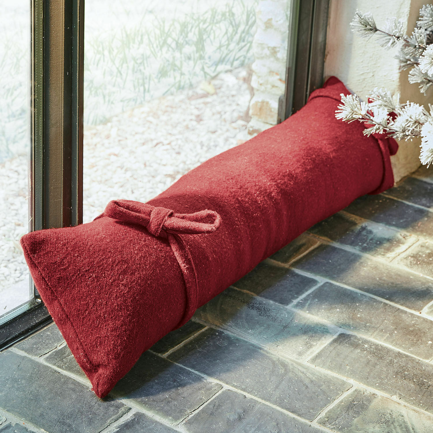 Zugluftstopper Terre Roter Filz-Zugluftstopper am Fenster, dekorativ und schützt vor kalter Luft im Haus.