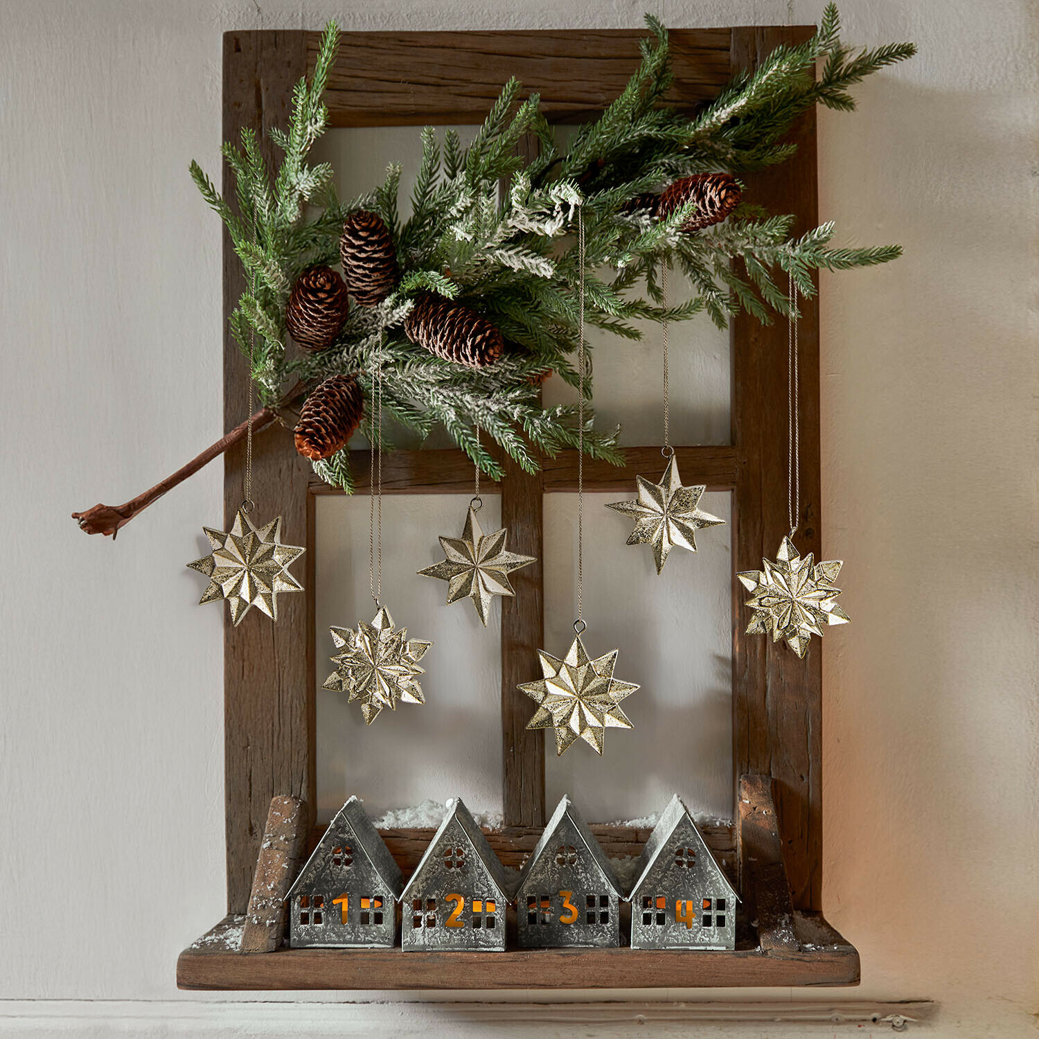 Anhänger 6er Set Zamoura Weihnachtsdekoration mit nummerierten Metallhäusern und goldenen Sternen an Holzrahmen mit Tannenzweig