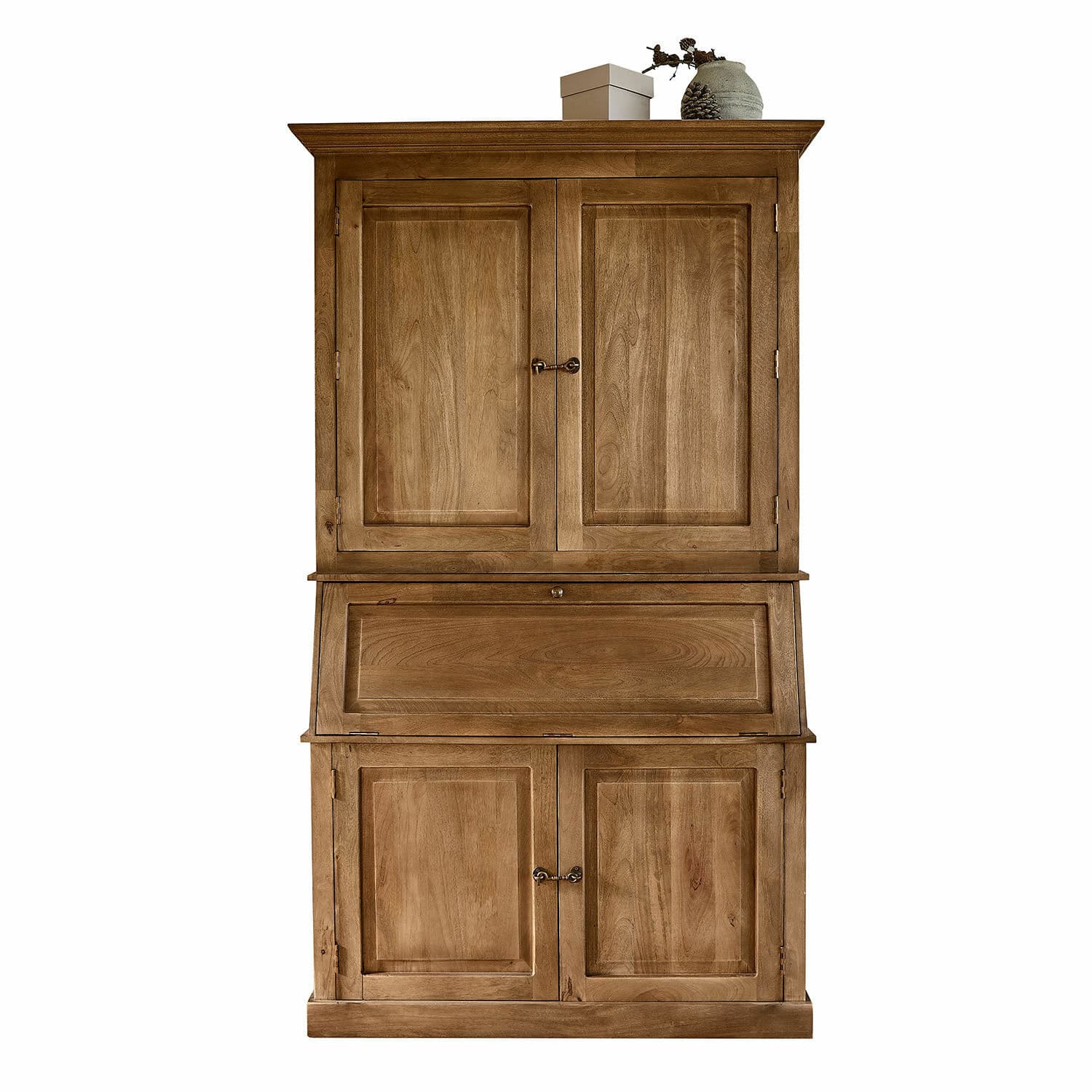 Sekretär Arvandor Massiver Holzschrank aus honigfarbenem Naturholz mit verschlossenen Türen und Dekor auf der Ablage