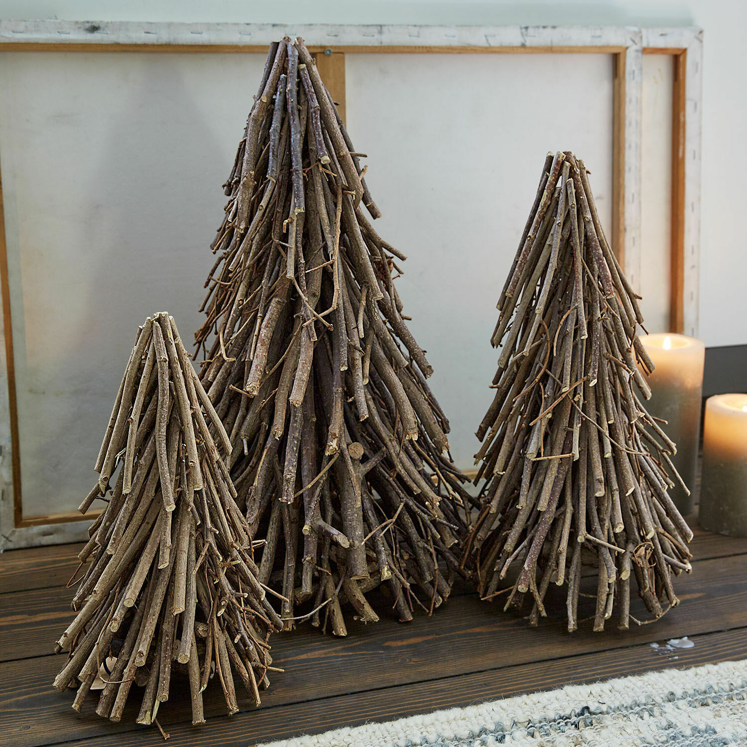 Deko-Baum 3er Set Orilev Dekorative Tannenbäume aus natürlichen Holzästen in verschiedenen Grössen auf Holztisch