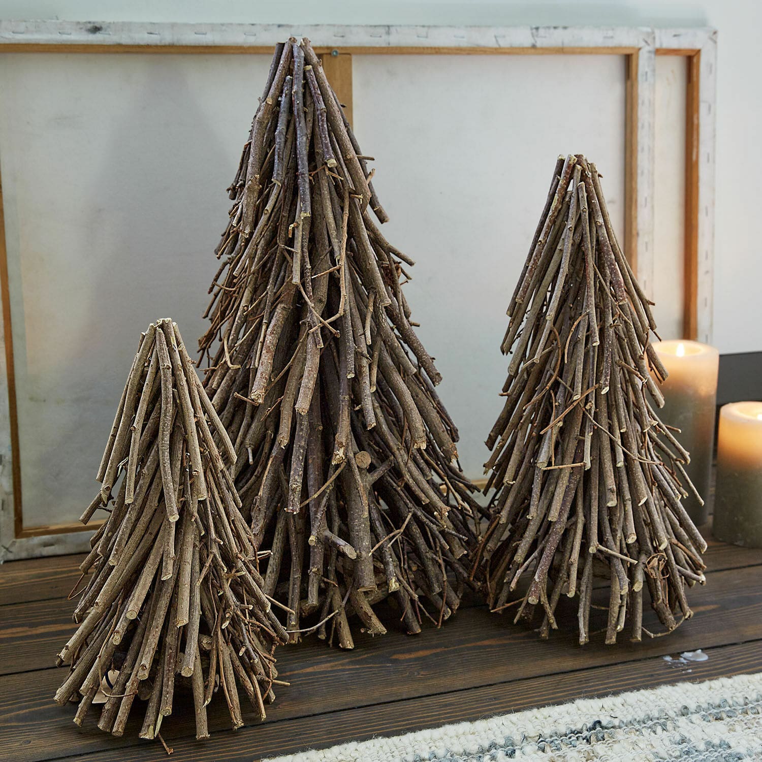 Deko-Baum 3er Set Orilev Dekorative Tannenbäume aus natürlichen Holzästen in verschiedenen Grössen auf Holztisch