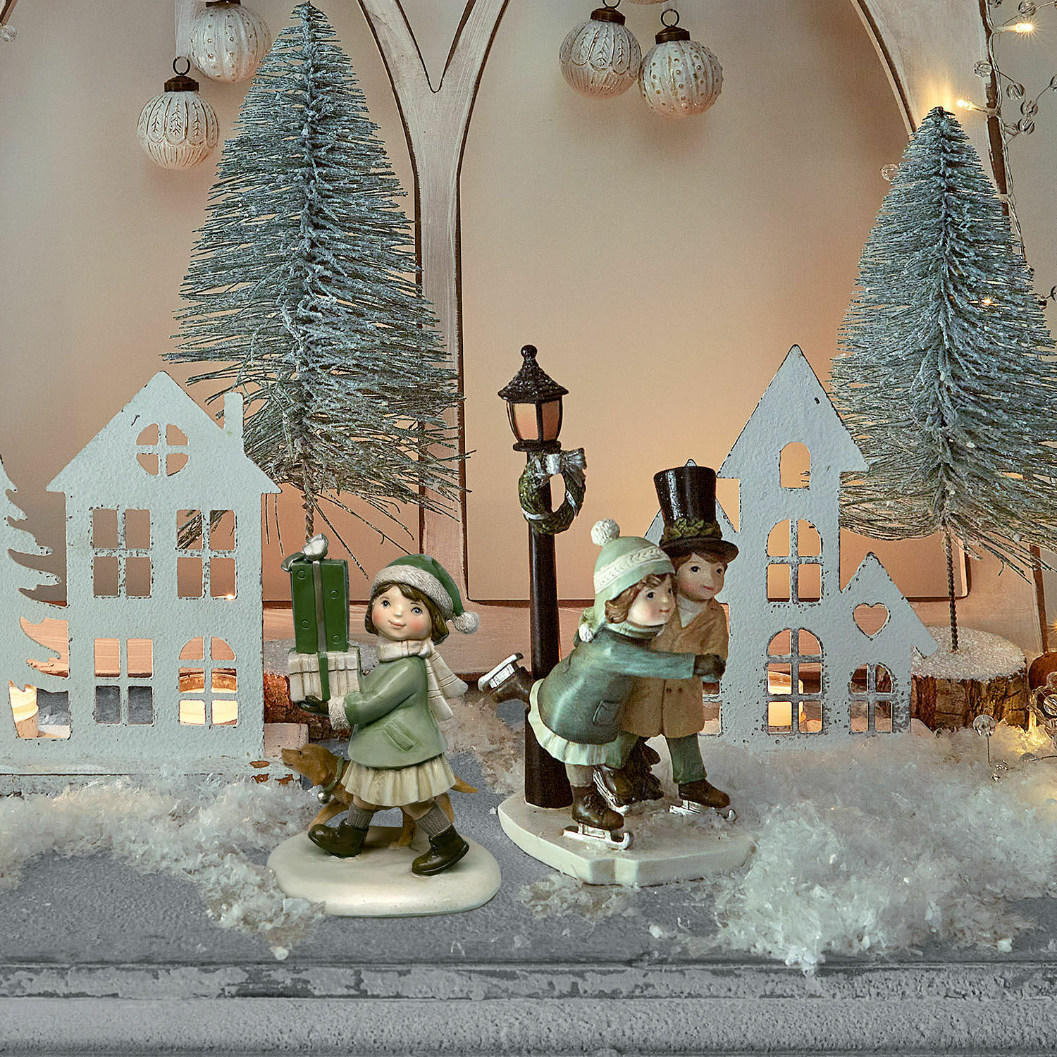 Deko-Figur 2er Set Marquelline Winterliche Dekoration mit Kinderfiguren beim Schlittschuhlaufen und Häusern in verschneitem Weihnachtsambiente