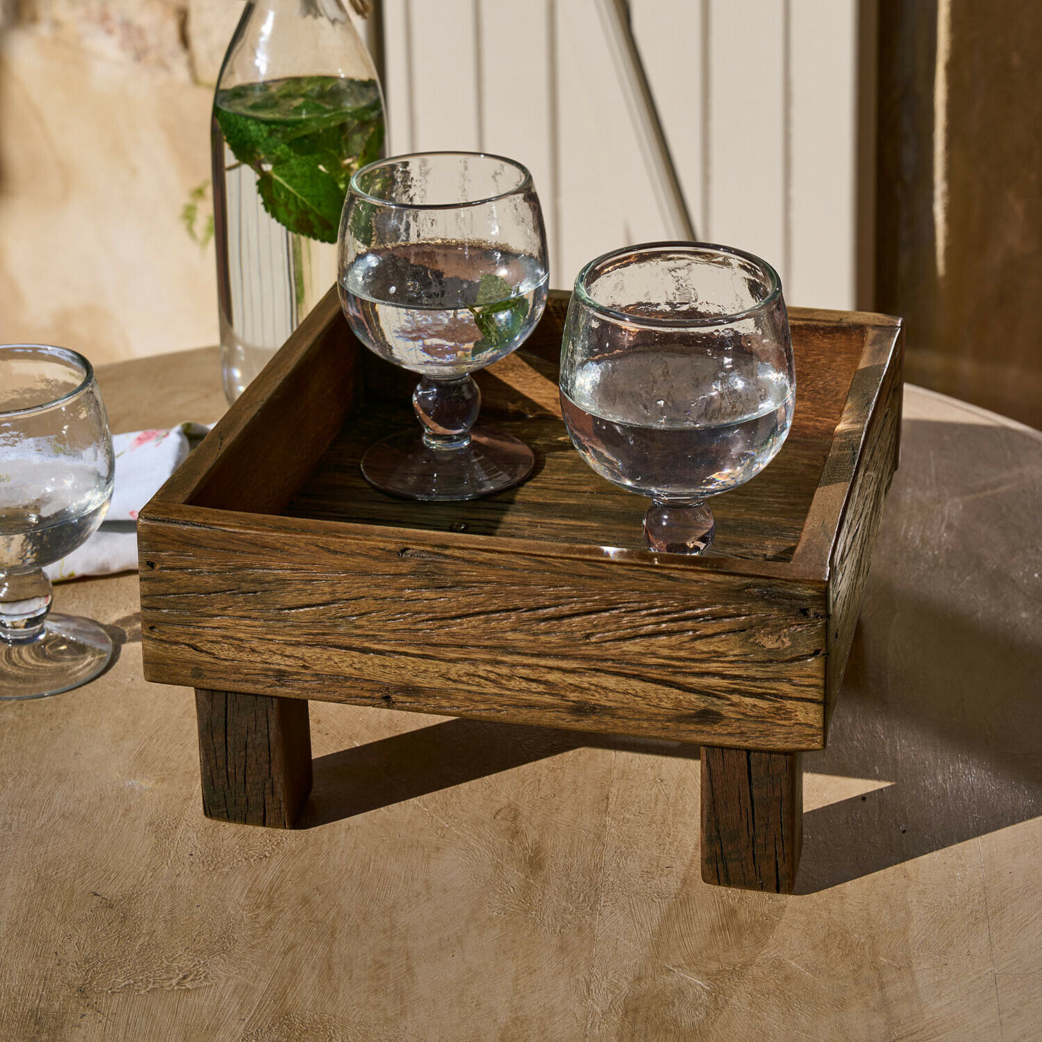 Tablett Oldmere Dunkles Holztablett auf Beinen mit zwei Wassergläsern und Minzblättern auf dem Tisch