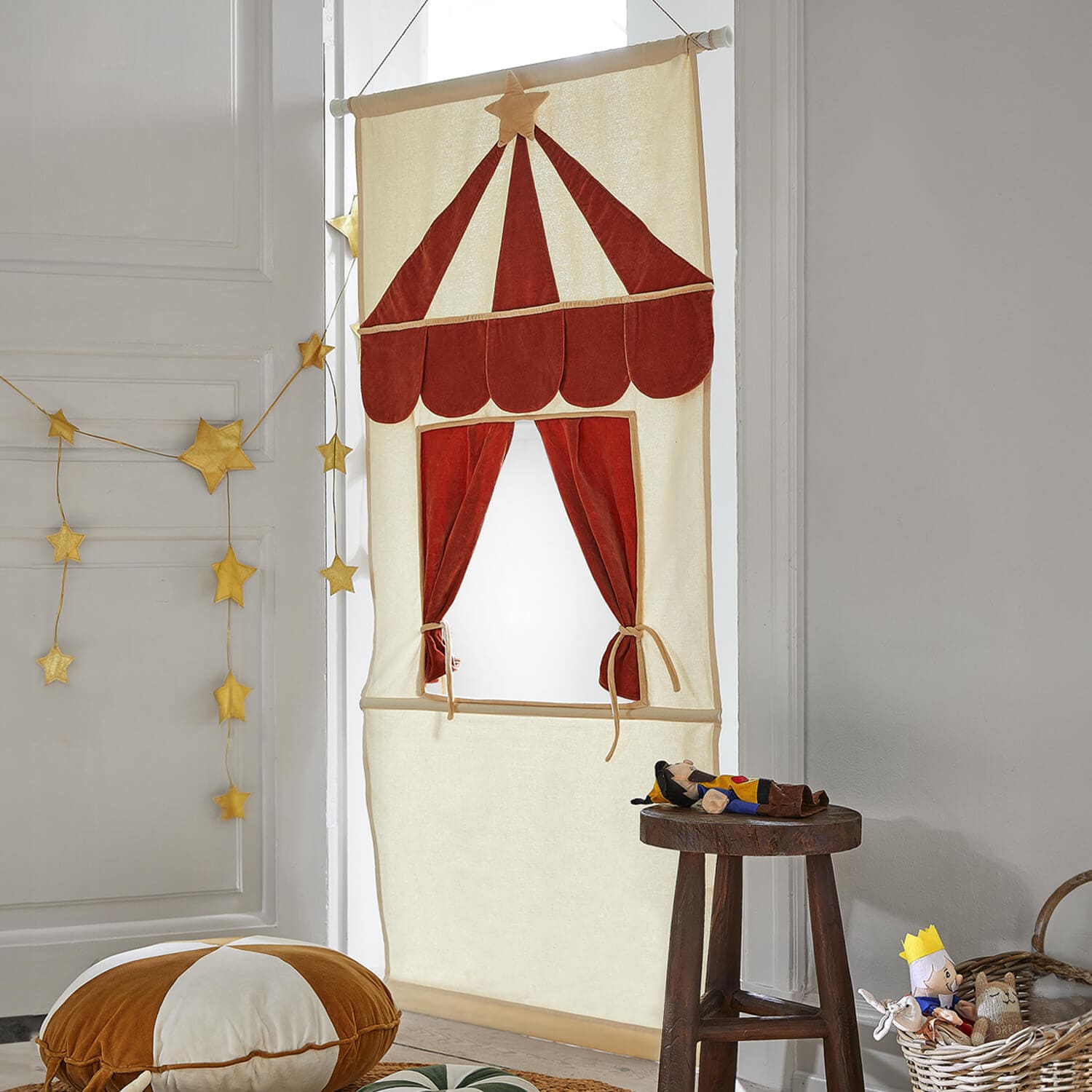Kinderstoffvorhang in Creme und Rot mit Zirkuszelt-Motiv, Kinderzimmerdekoration