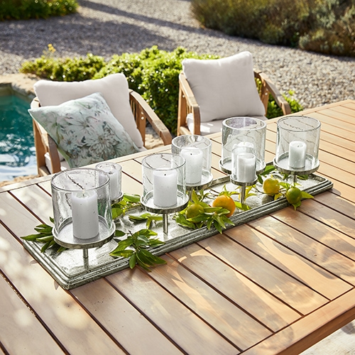 Dekorativer Kerzenhalter aus Holz und Glas für 6 Kerzen auf dem Gartentisch, natürlicher Stil mit grünen Blättern