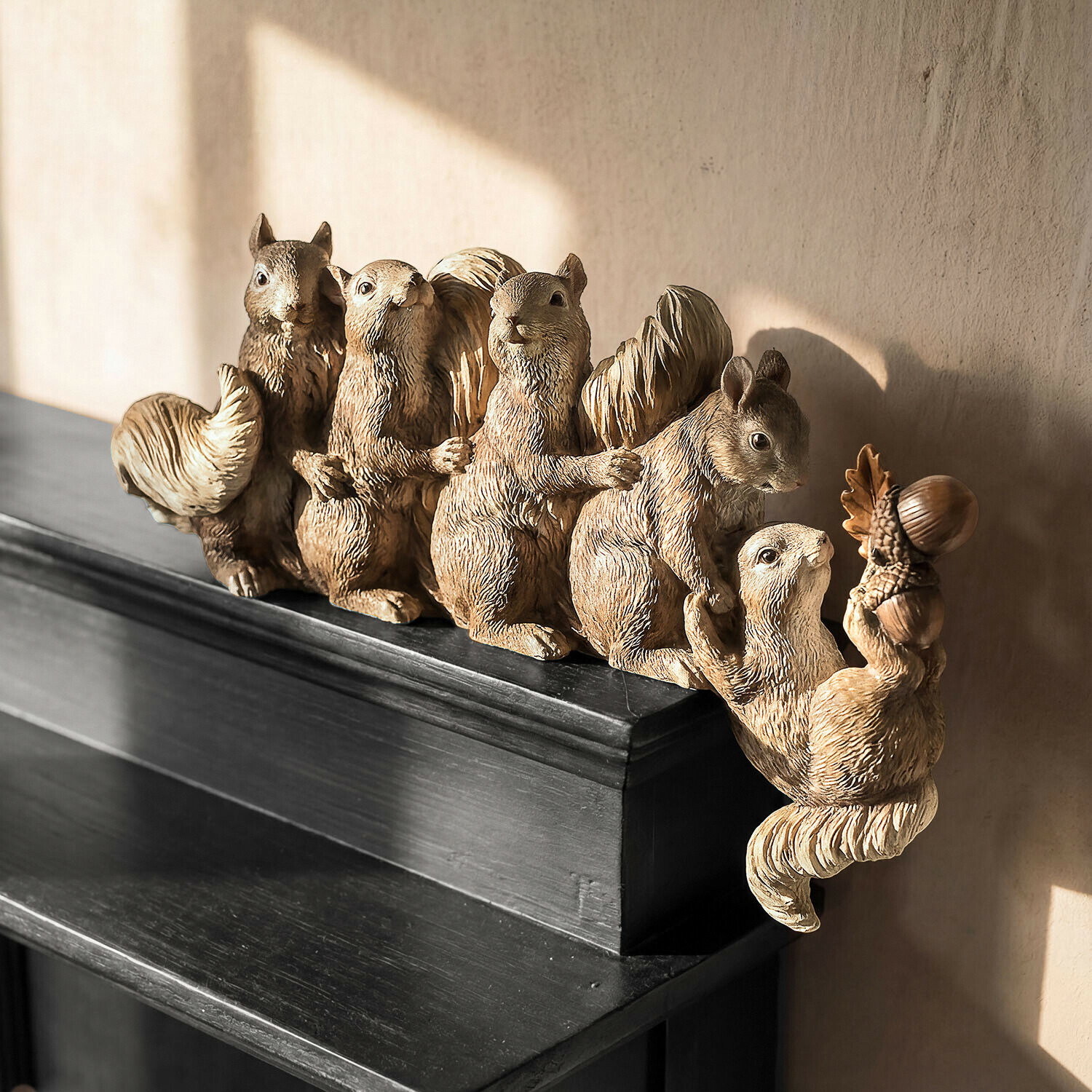 Deko-Eichhörnchen Quinnby Dekorative Eichhörnchenfiguren in Beige auf schwarzem Regal, Wohnraumdekoration