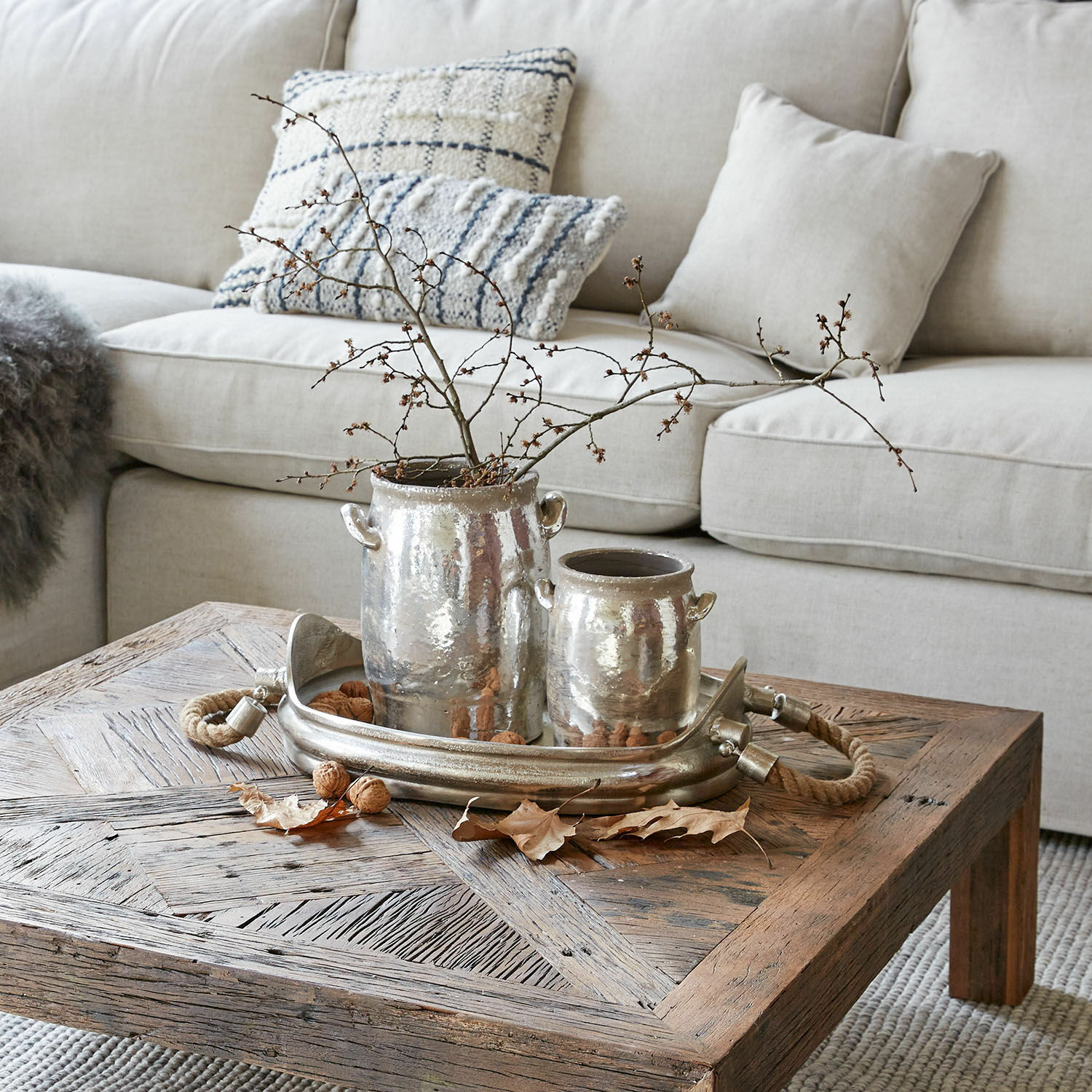 Vase 2er Set Eleganteque Dekorative silberne Keramikvasen auf einem Holztisch im Wohnzimmer mit beigem Sofa