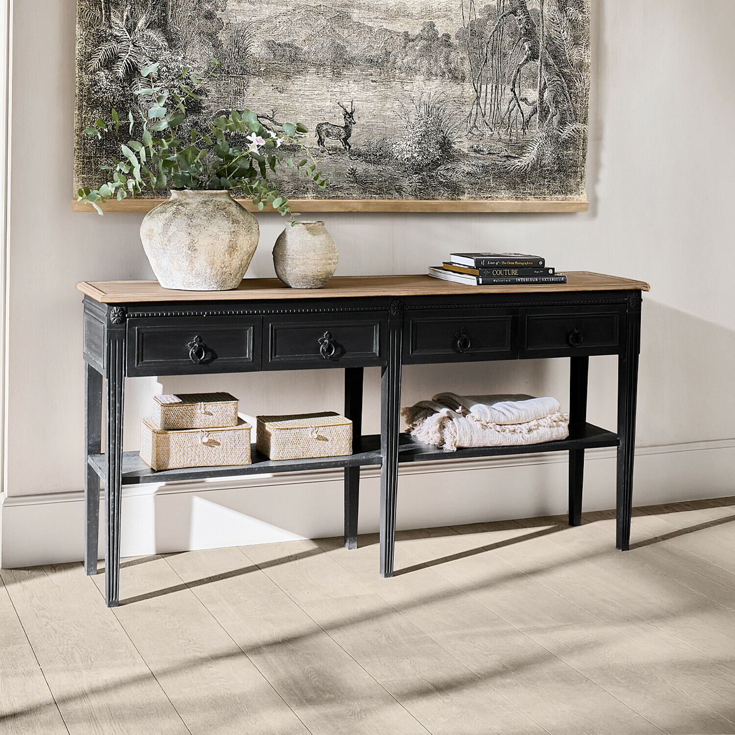 Konsole Riviéres Schwarze Konsole mit Holzplatte, dekoriert mit Vasen und Büchern, Vintage-Stil fürs Wohnzimmer