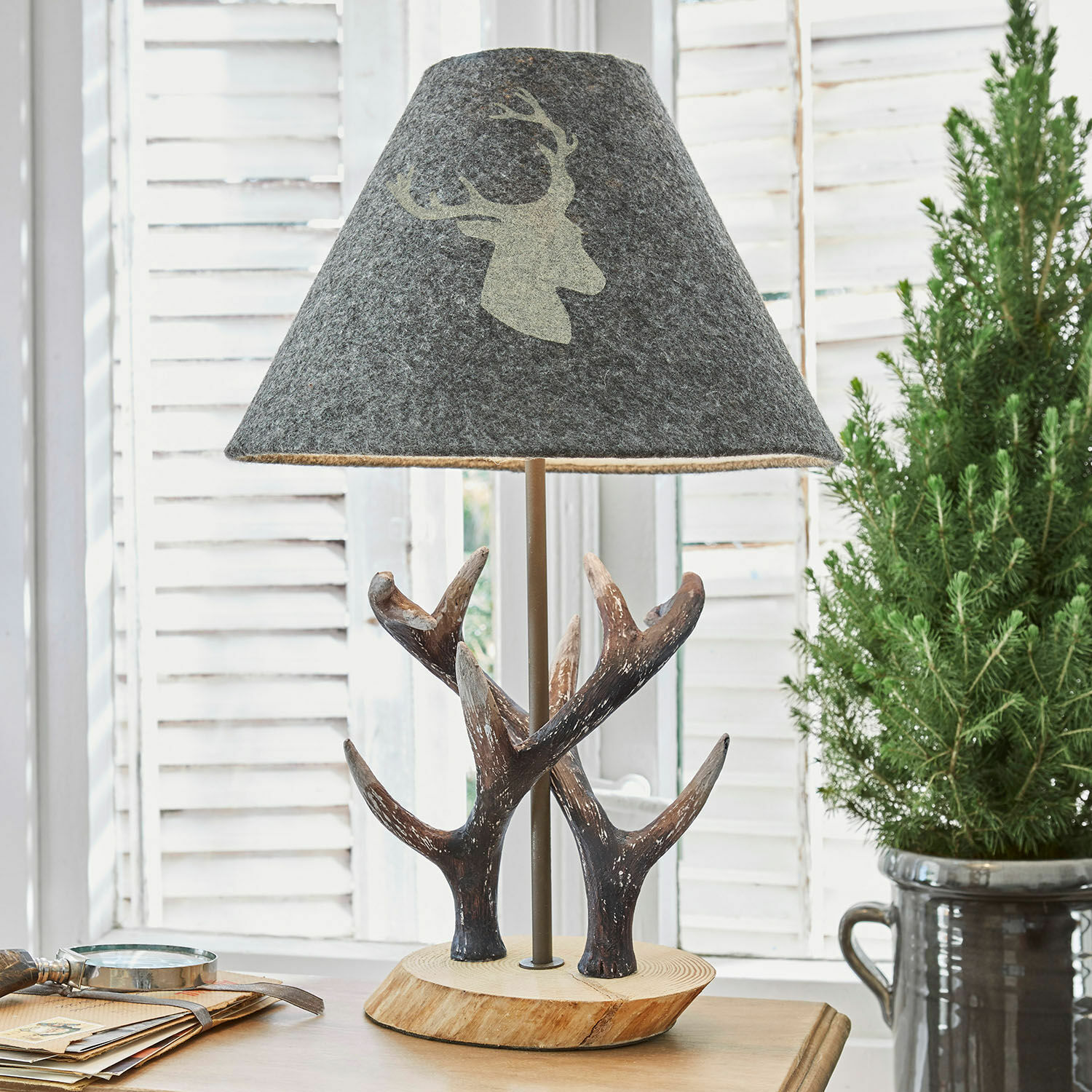 Tischlampe Lodge Tischlampe mit grauem Filzschirm mit Hirschmotiv und Holzfuss mit Geweih-Design
