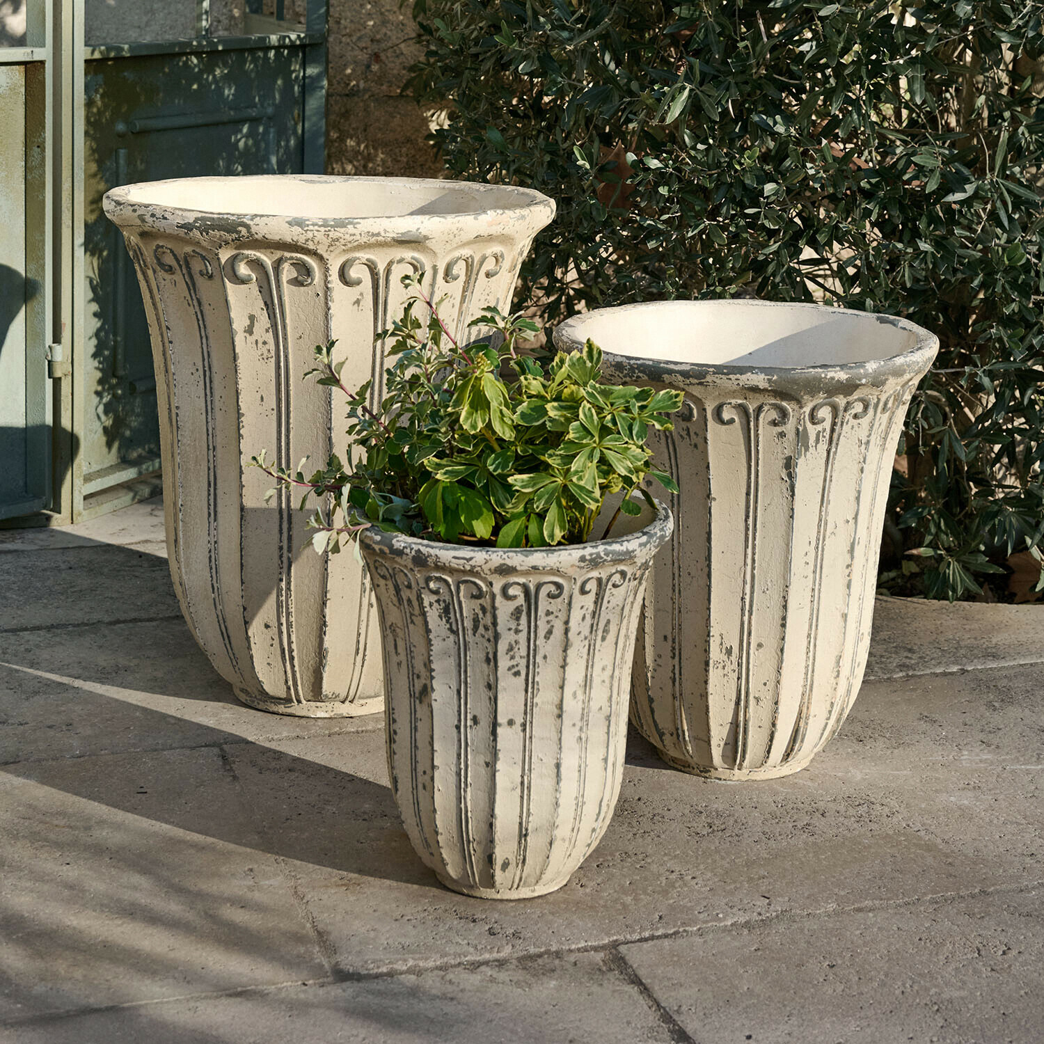 Set aus drei grossen hellen Betontöpfen mit dekorativem Muster, ideal für Gartenpflanzen