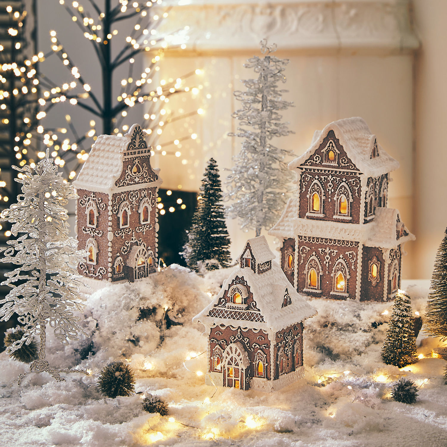 Dekohaus 3er Set Anyama Dekorative Lebkuchenhäuser mit weissem Zuckerguss und Lichtern auf schneebedecktem Untergrund mit Tannenbäumen