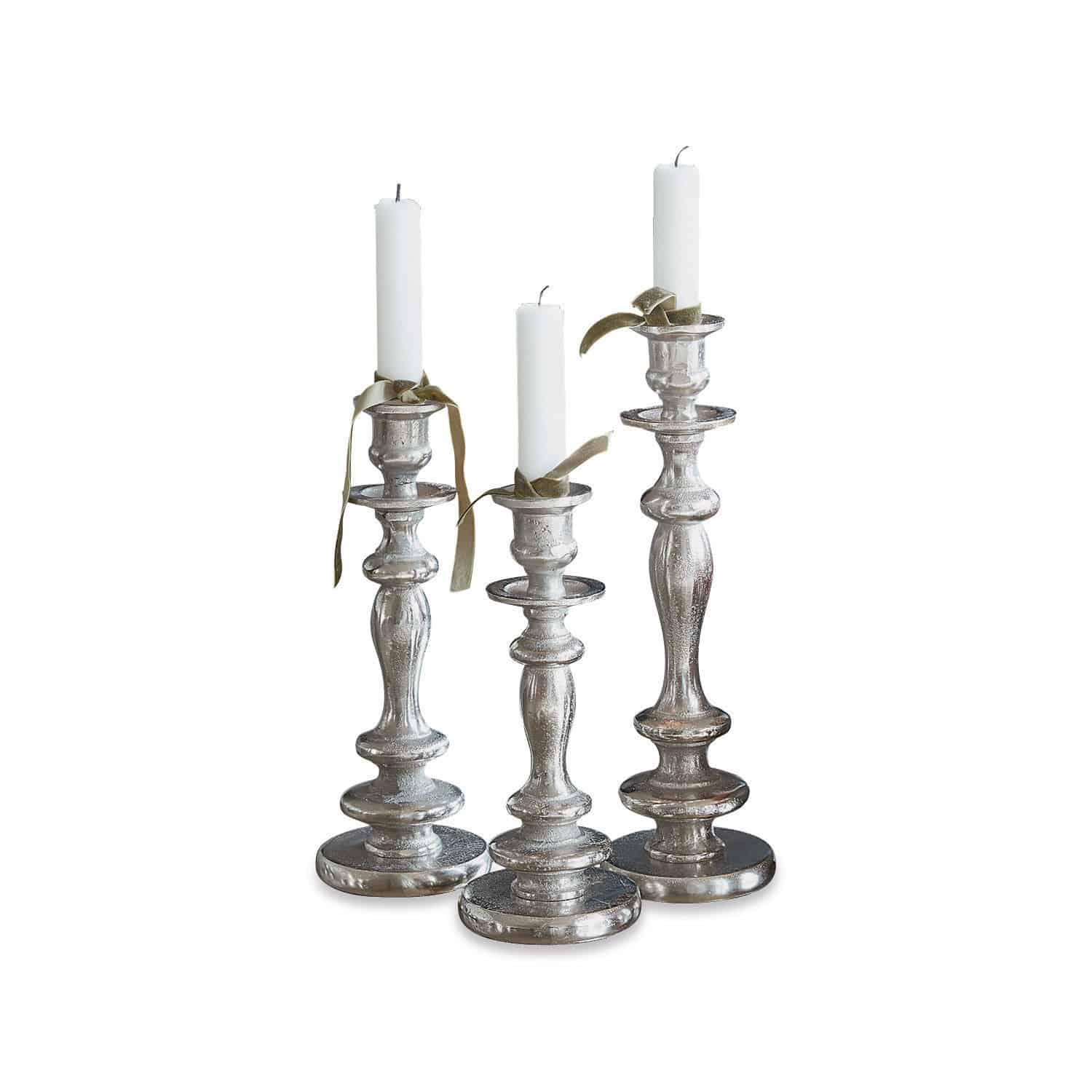 Kerzenständer 3er Set Borga Set aus drei silbernen Metall-Kerzenhaltern mit weissen Kerzen und dekorativen Bändern