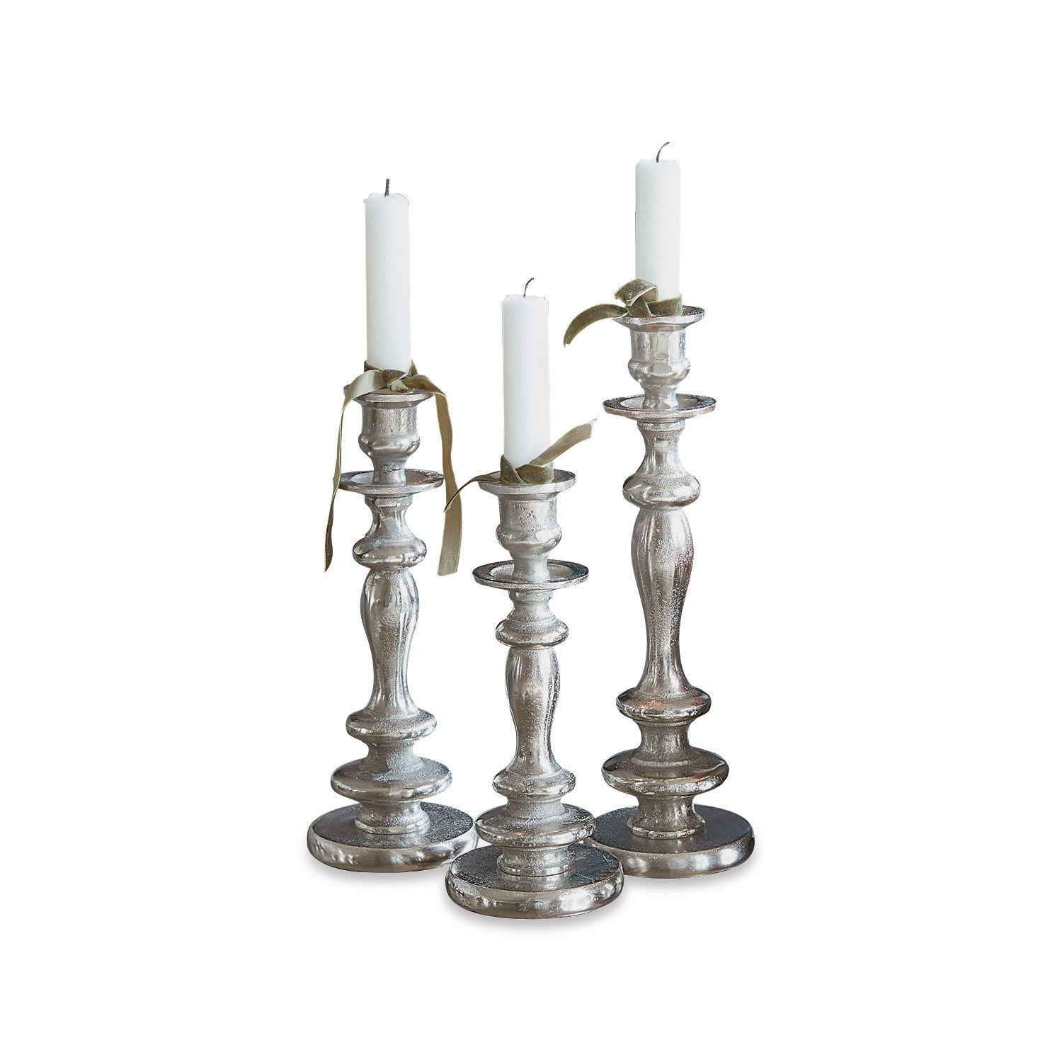 Kerzenständer 3er Set Borga Set aus drei silbernen Metall-Kerzenhaltern mit weissen Kerzen und dekorativen Bändern