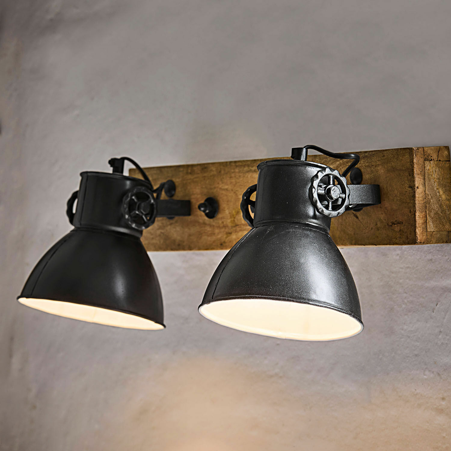 Wandlampe Périgné Schwarze Metall-Wandleuchte mit zwei Lampenschirmen auf Holzbrett, im industriellen Stil