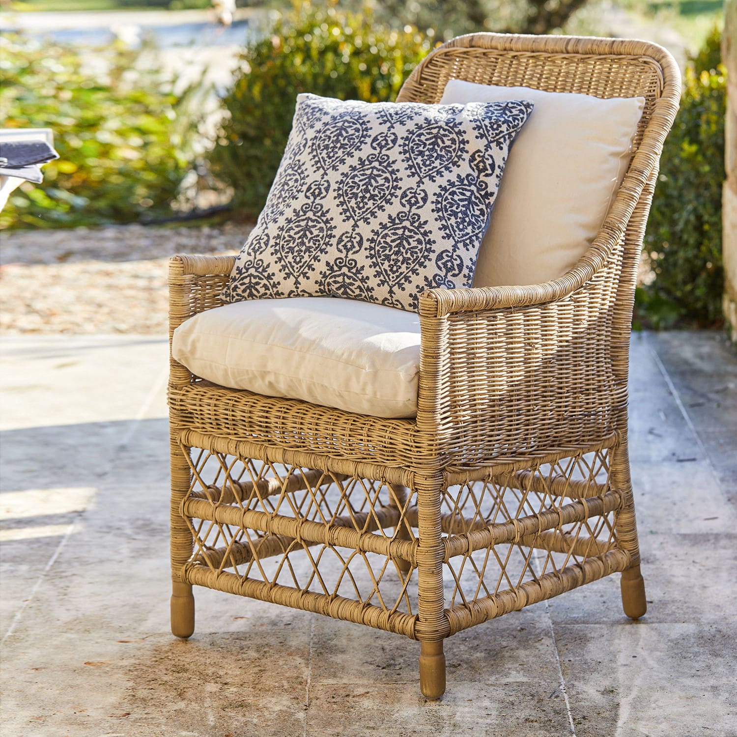 Sessel Giepmare Rattansessel mit cremefarbenen Polstern und blau gemustertem Zierkissen, Gartenmöbel im Aussenbereich