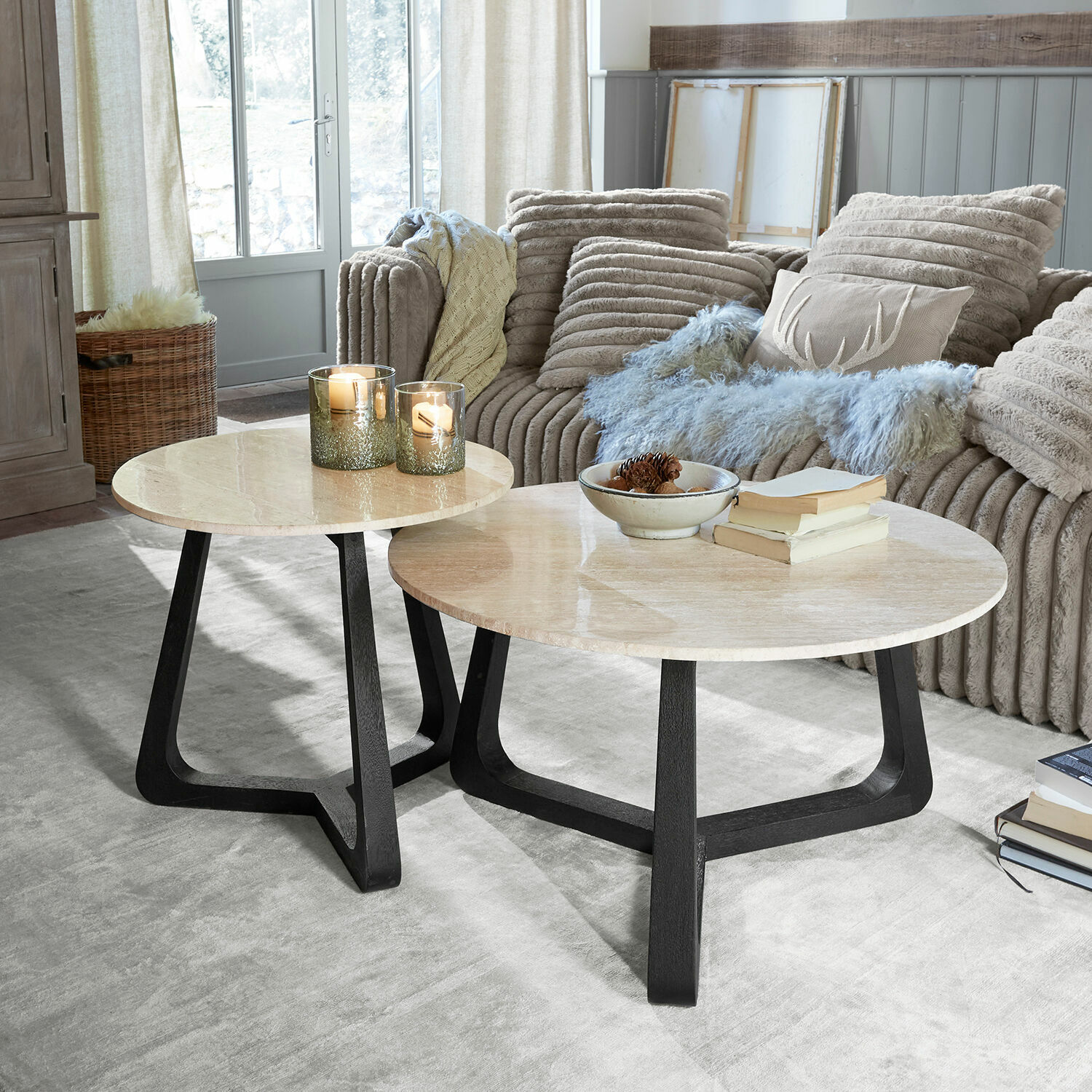 Couchtisch 2er Set Tressane Zwei Couchtische mit hellem Marmorplatte und schwarzem Holzgestell in gemütlichem Wohnzimmer