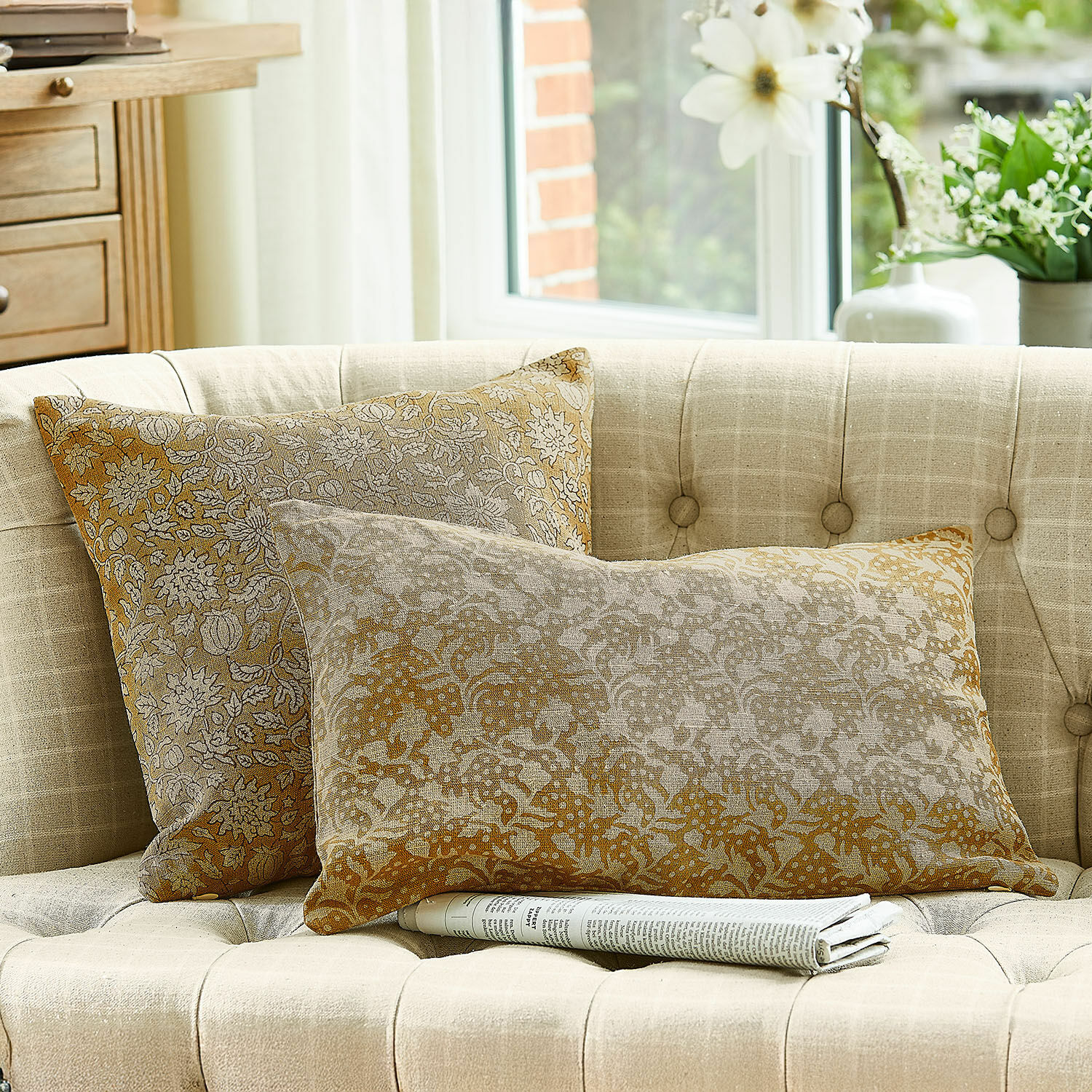 Kissenhülle 2er Set Nalefor Zwei dekorative Baumwollkissen in Beige-Braun mit Muster auf einem hellen Sofa im Wohnzimmer
