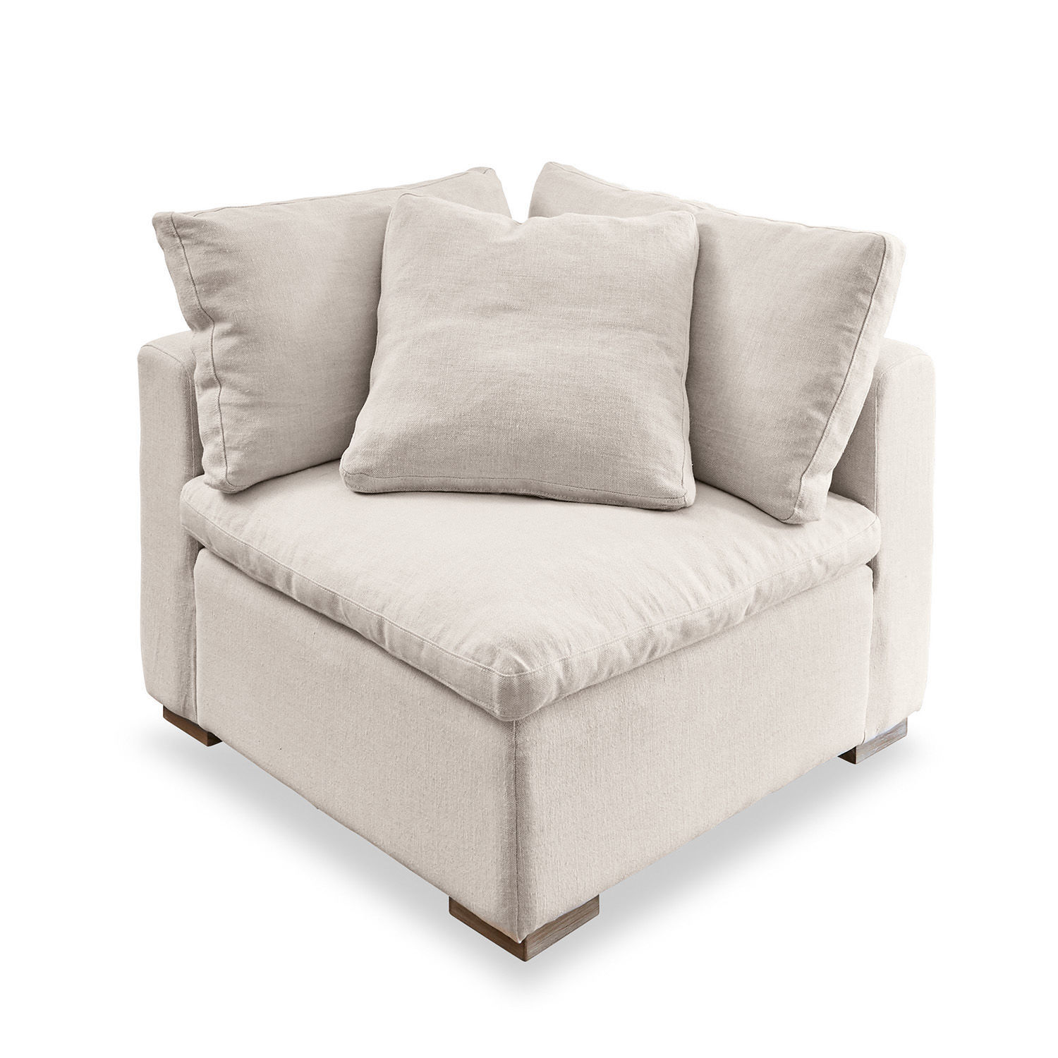 Sessel Bennington Corner Ecksofa aus hellem beigem Stoff mit weichen Kissen und Holzfüssen für gemütliches Wohnen