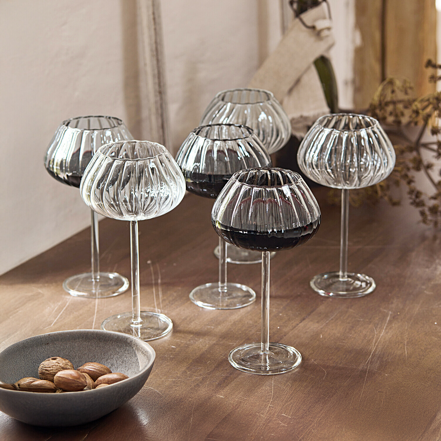 Weinglas 6er Set Minou Sechsteiliges Set aus transparenten Weingläsern aus geriffeltem Glas mit langem Stiel auf Holztisch
