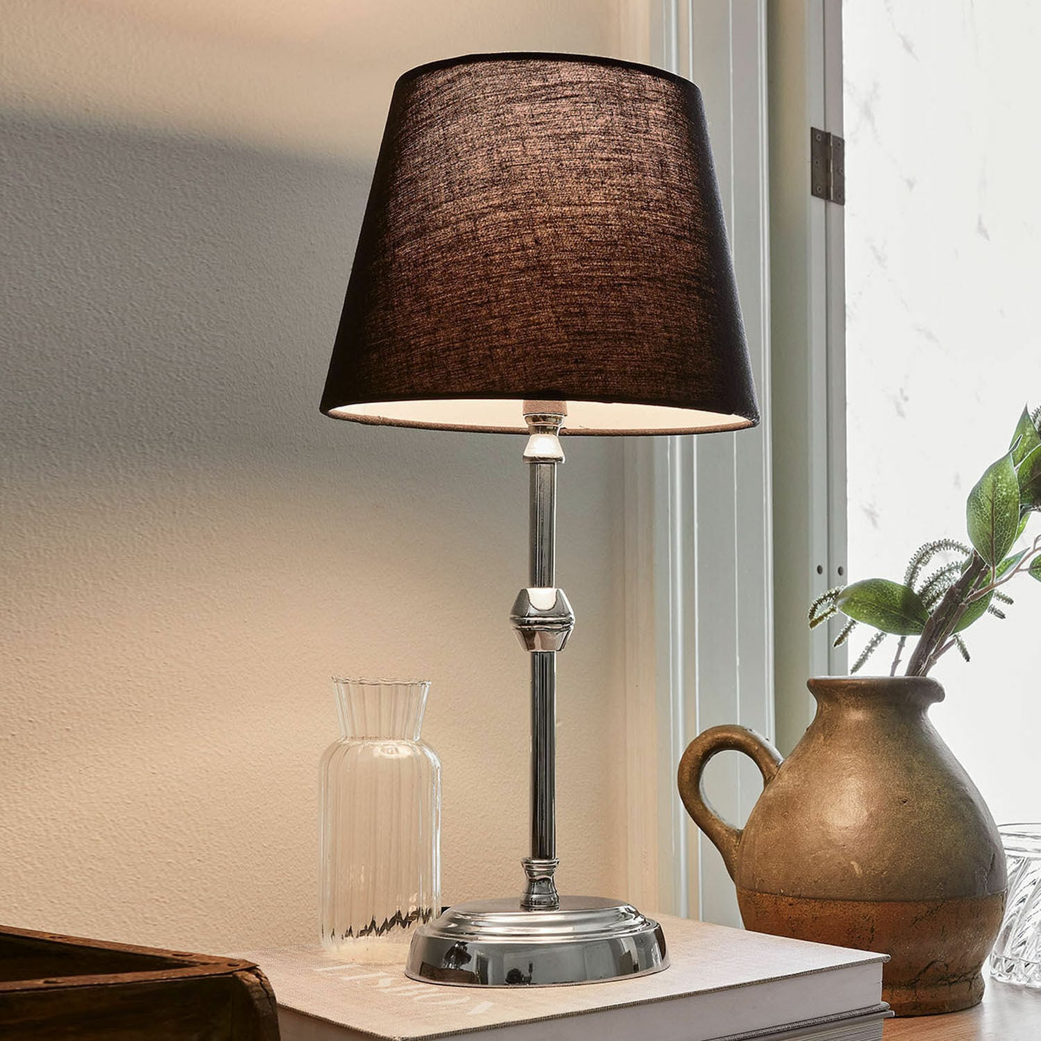 Tischlampe Luceau Elegante Tischlampe mit Metallfuss und schwarzem Lampenschirm auf Schreibtisch mit Dekoration