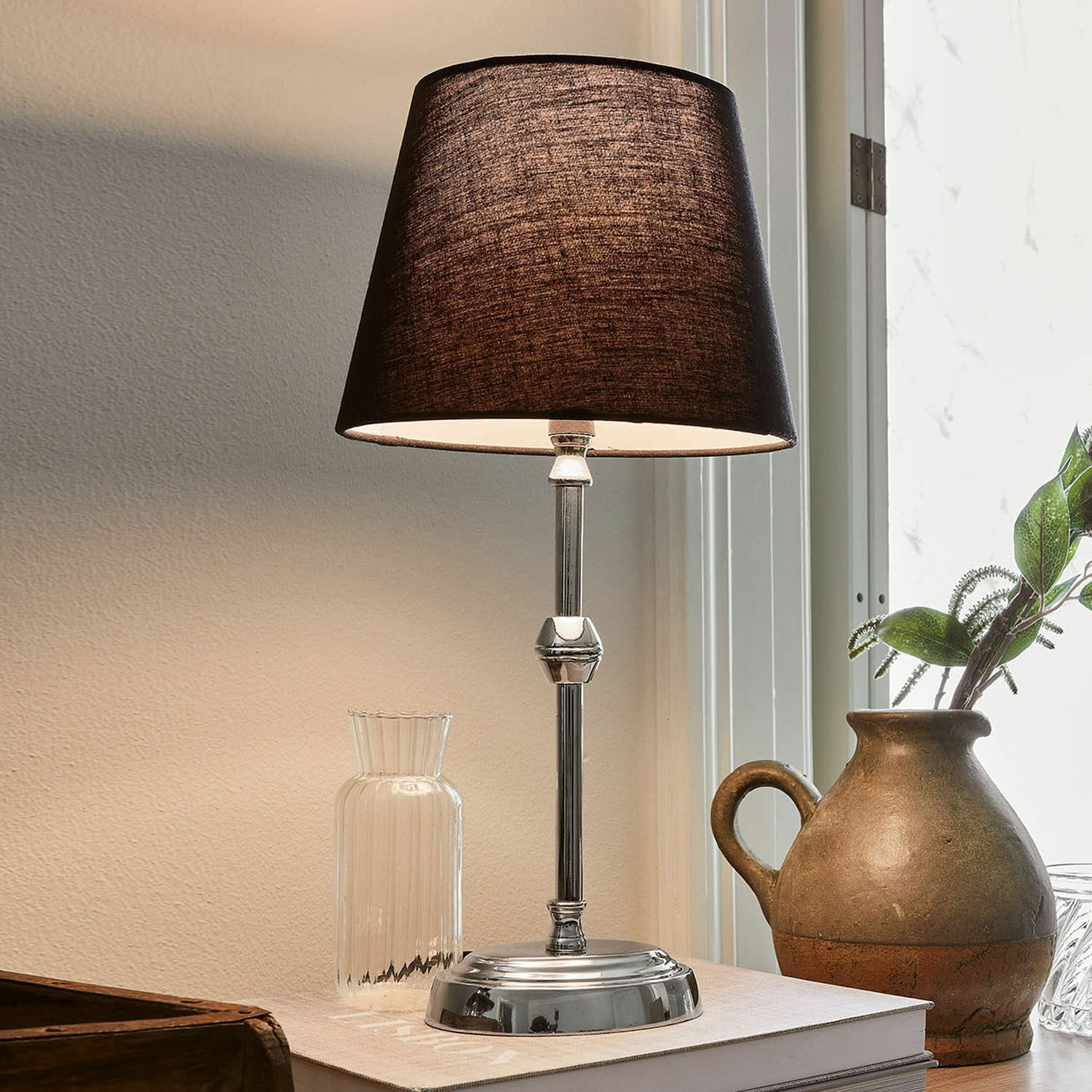 Tischlampe Luceau Elegante Tischlampe mit Metallfuss und schwarzem Lampenschirm auf Schreibtisch mit Dekoration