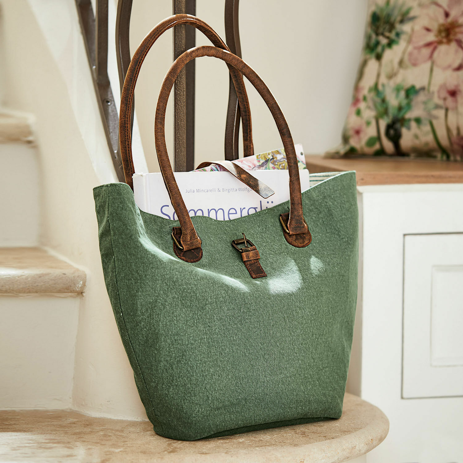 Tasche Ambre Grüne Stofftasche mit braunen Ledergriffen, praktische Tasche für Einkäufe und Bücher.