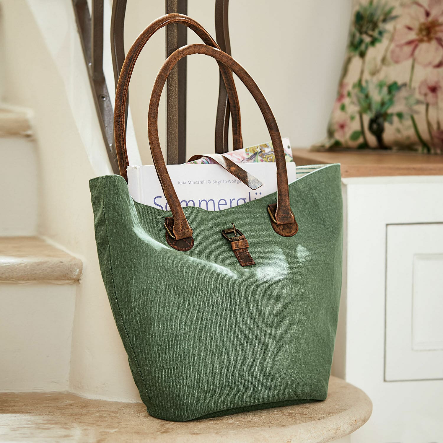 Tasche Ambre Grüne Stofftasche mit braunen Ledergriffen, praktische Tasche für Einkäufe und Bücher.