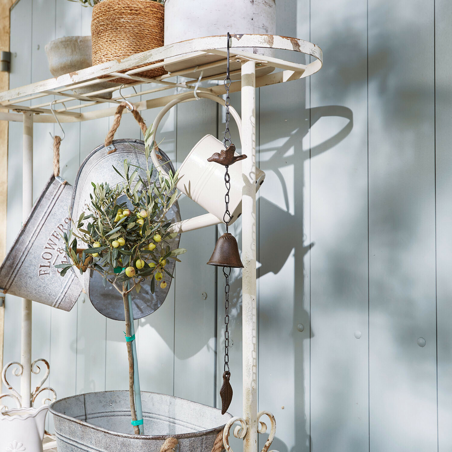 Windspiel Grelonne Metall-Gartendekoration mit Glocke und Vogel, weisse Giesskanne und Pflanze im Metalltopf