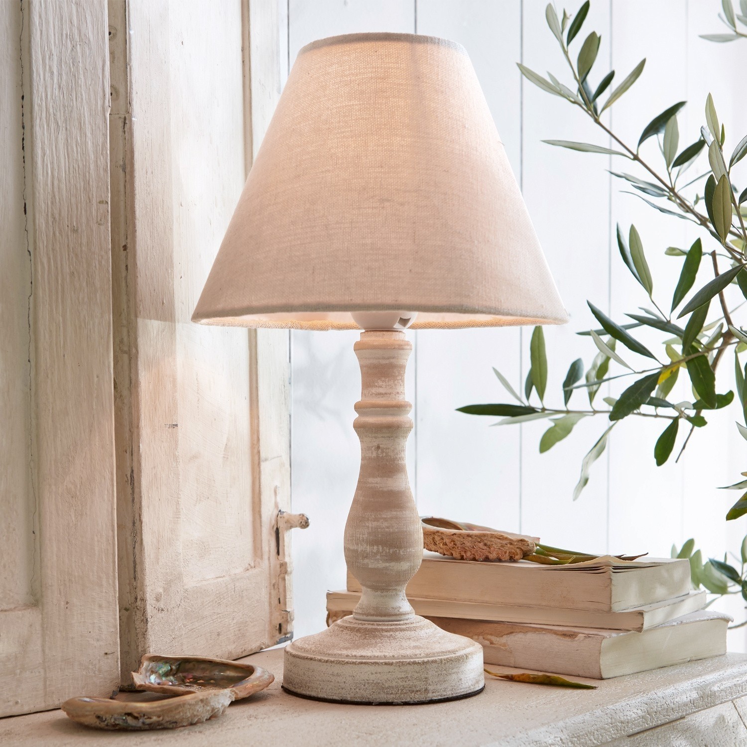 Tischlampe Kayenta Tischlampe aus weissem Holz mit beigem Lampenschirm, dekorative Wohnzimmerbeleuchtung