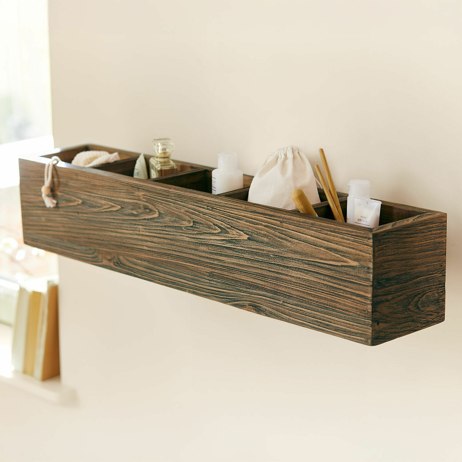 Wandregal Katelac Dunkle Holz-Wandablage mit Fächern zur Aufbewahrung von Kosmetik und Badezimmerzubehör.