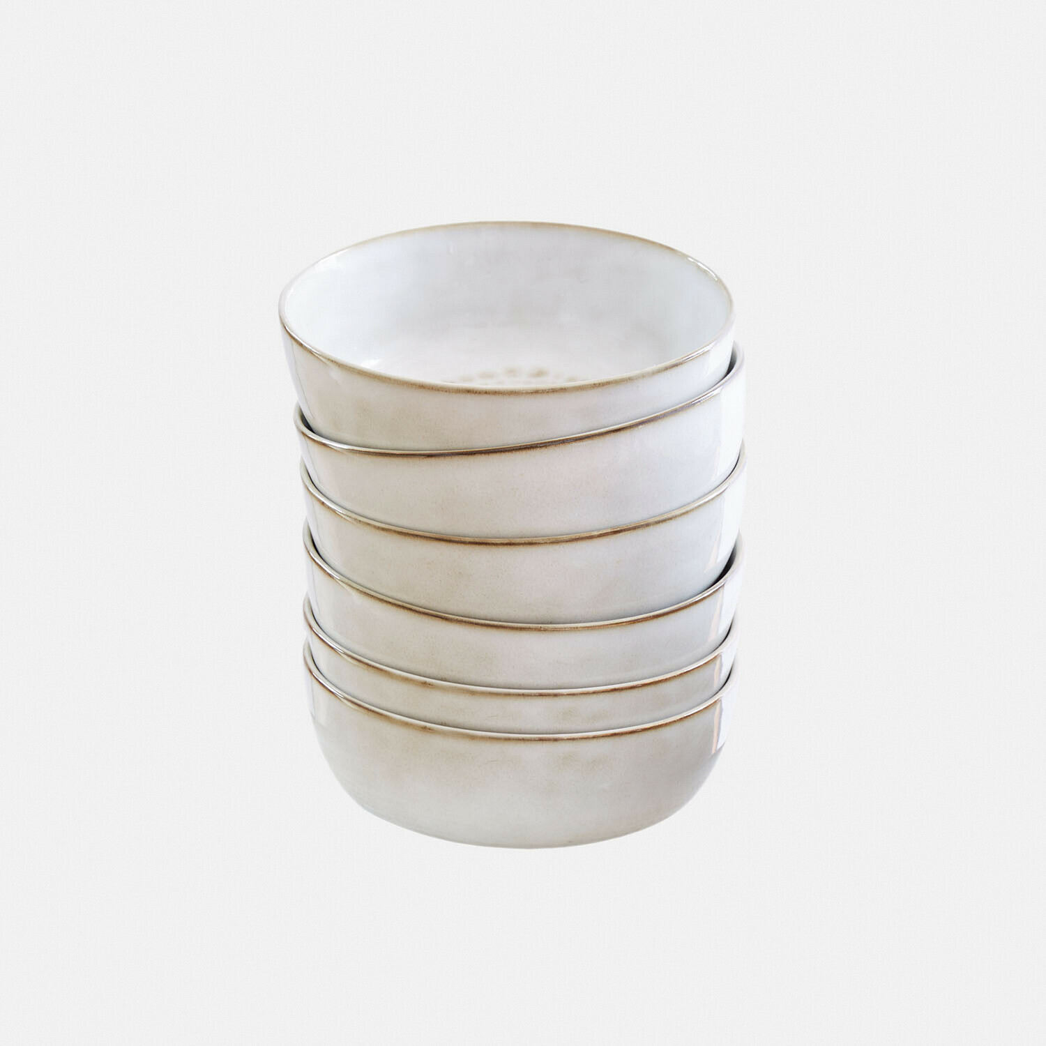 Set mit fünf cremefarbenen Keramikschalen mit feiner brauner Umrandung, ideal zum Servieren von Speisen.
