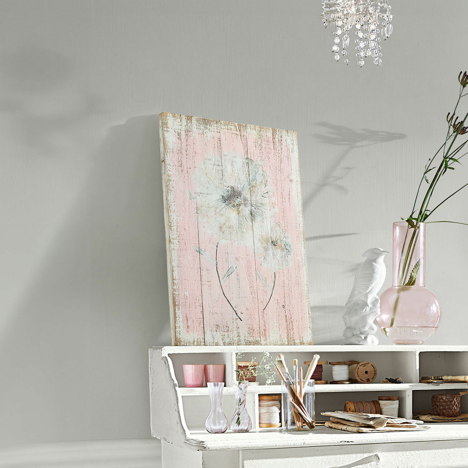 Dekoboard Lumeron Holzbild mit floralem Motiv in Pastellrosa und Weiss, stilvolle Wanddekoration.
