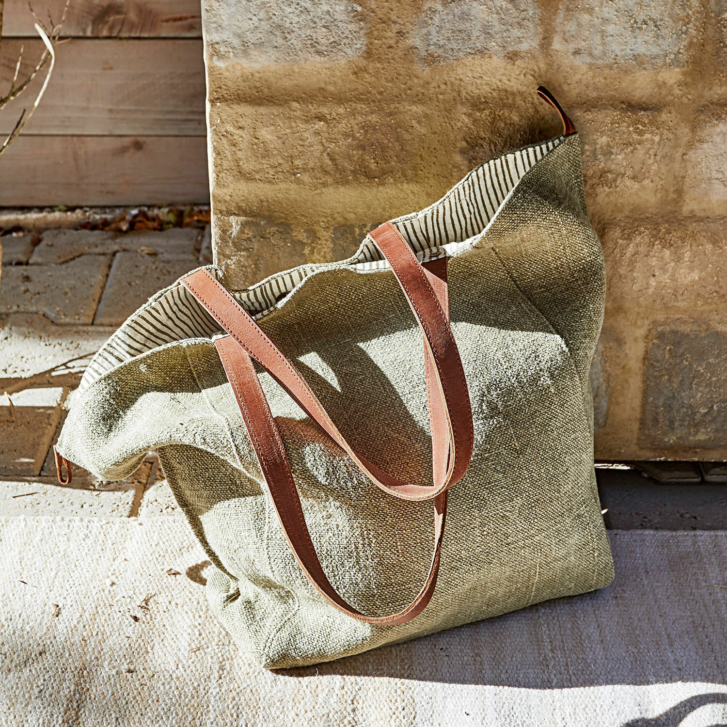 Tasche Soleil Grüne Stofftasche mit braunen Ledergriffen, praktische und stilvolle Tragetasche für den Alltag.