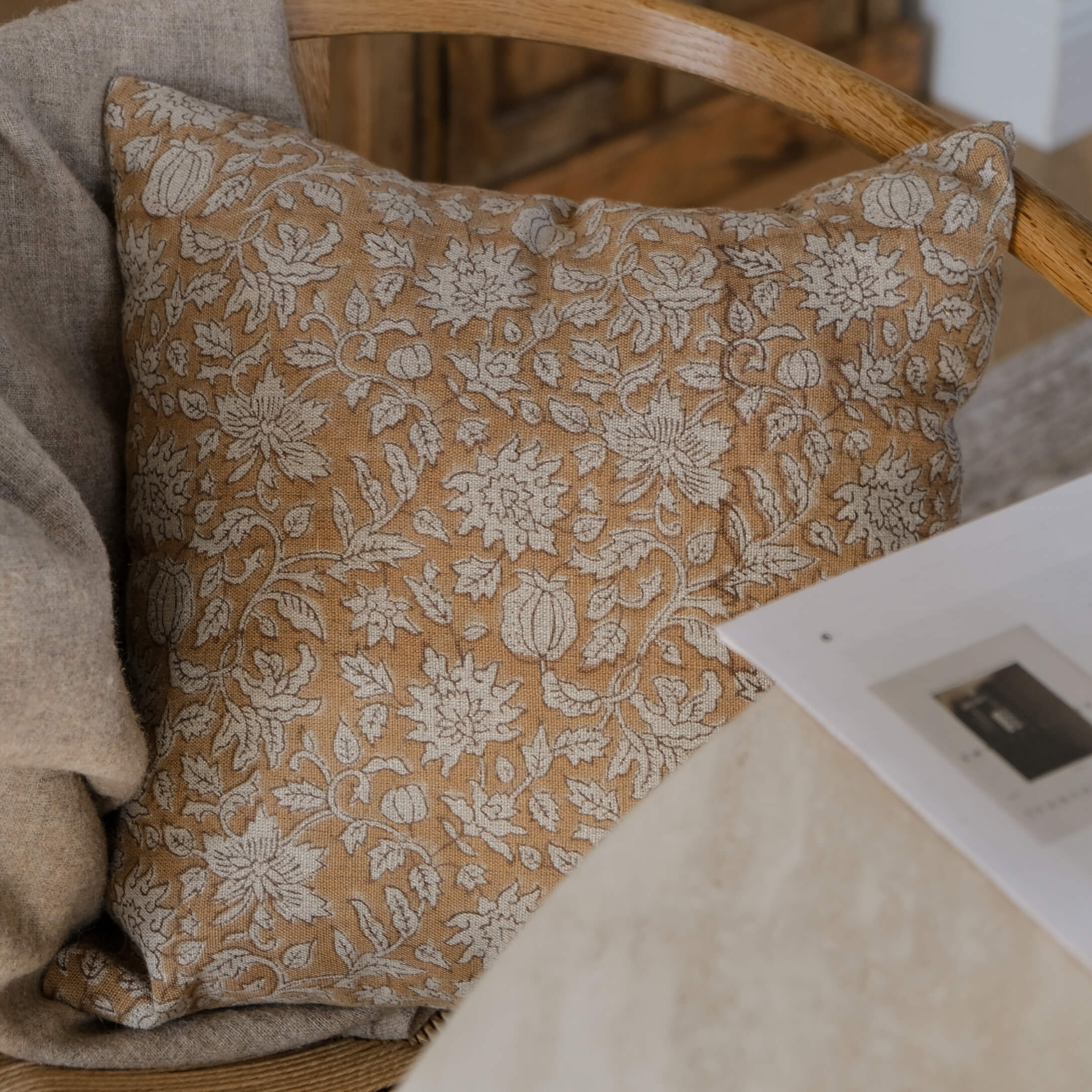 Dekoratives Baumwollkissen in Beige mit weissem Blumenmuster für gemütliches Wohnzimmer