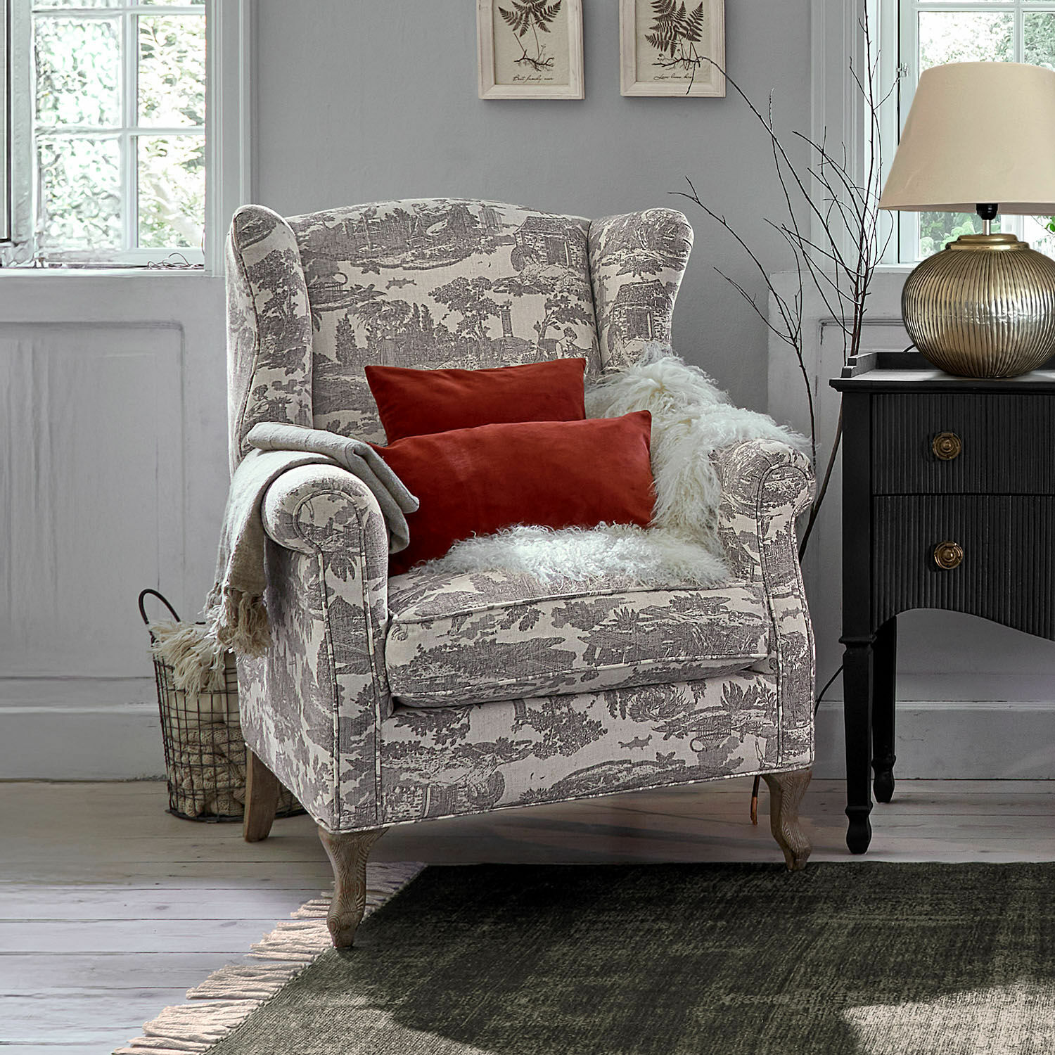 Sessel Fallowmere Vintage Sessel mit grau-beigem Muster und roten Kissen, gemütliches Wohnzimmermöbel