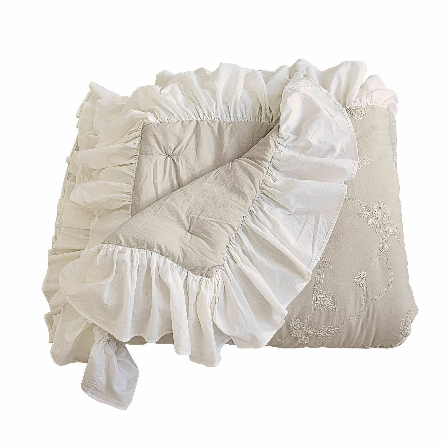 Quilt Clarissa Beige Baumwollbettdecke mit weissem Volant und Stickerei, dekorative Bettwäsche