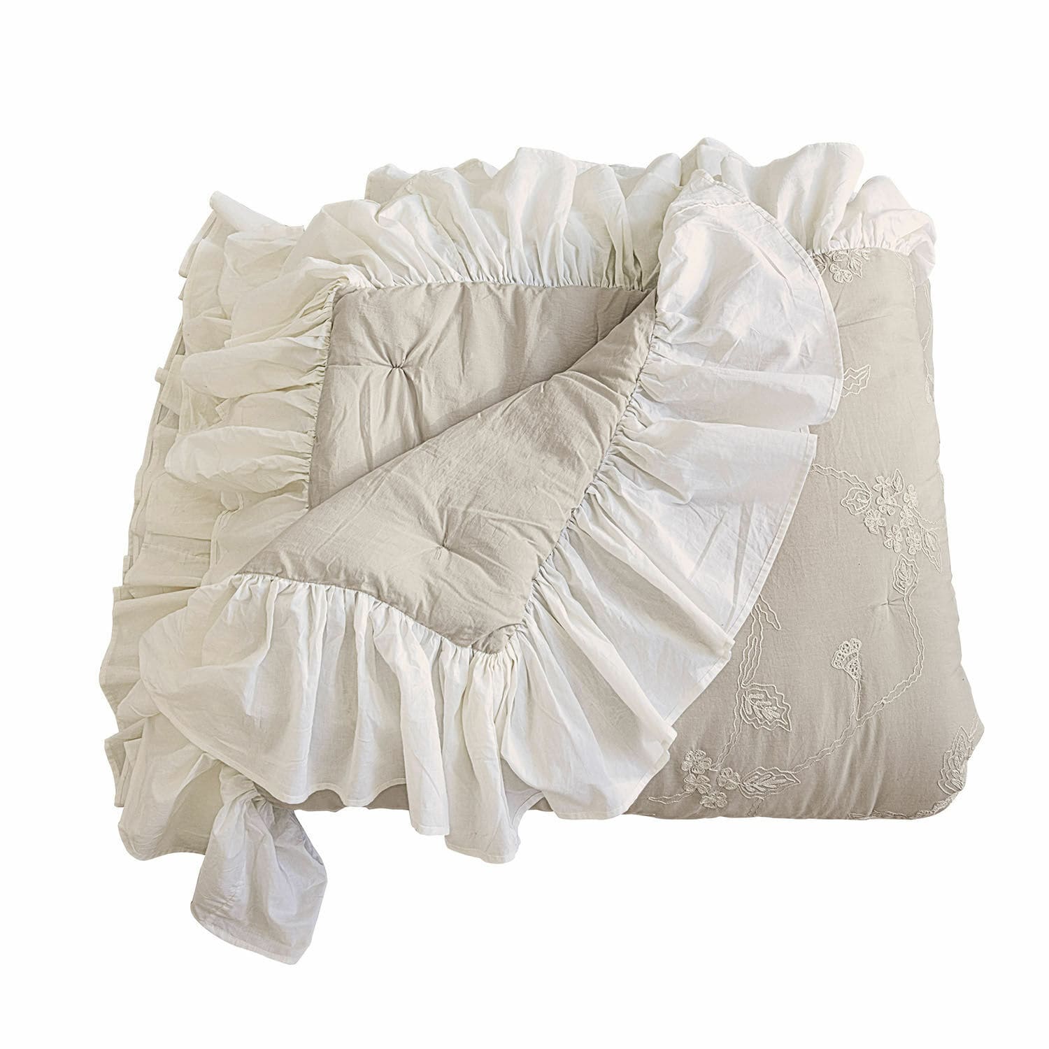 Quilt Clarissa Beige Baumwollbettdecke mit weissem Volant und Stickerei, dekorative Bettwäsche