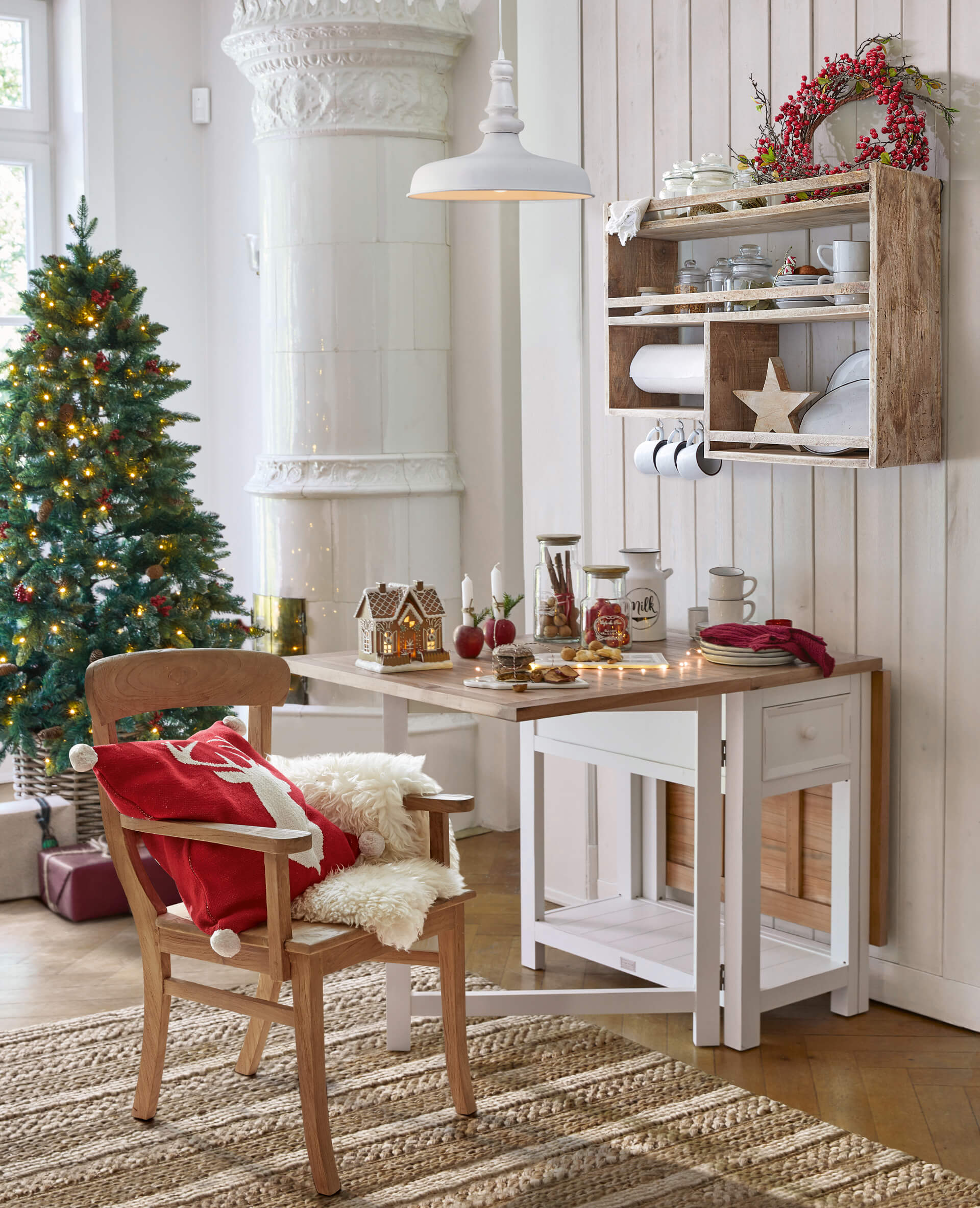 Gemütliche Weihnachtsecke mit Holztisch und Stuhl mit rotem Rentierkissen