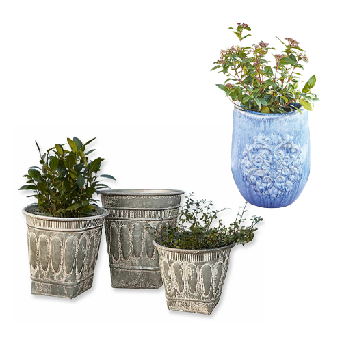 Set aus drei grauen Keramikblumentöpfen mit Pflanzen und einem blauen Relieftopf mit grüner Pflanze