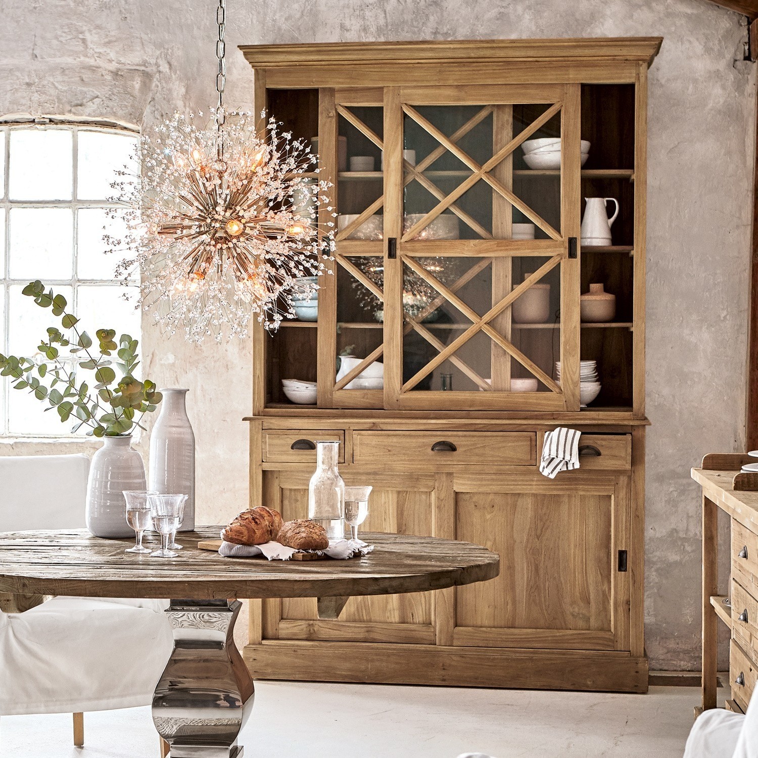 Schrank Kanabec Holzvitrine mit Schiebetüren aus Glas und Schubladen in Naturfarbe für das Wohnzimmer