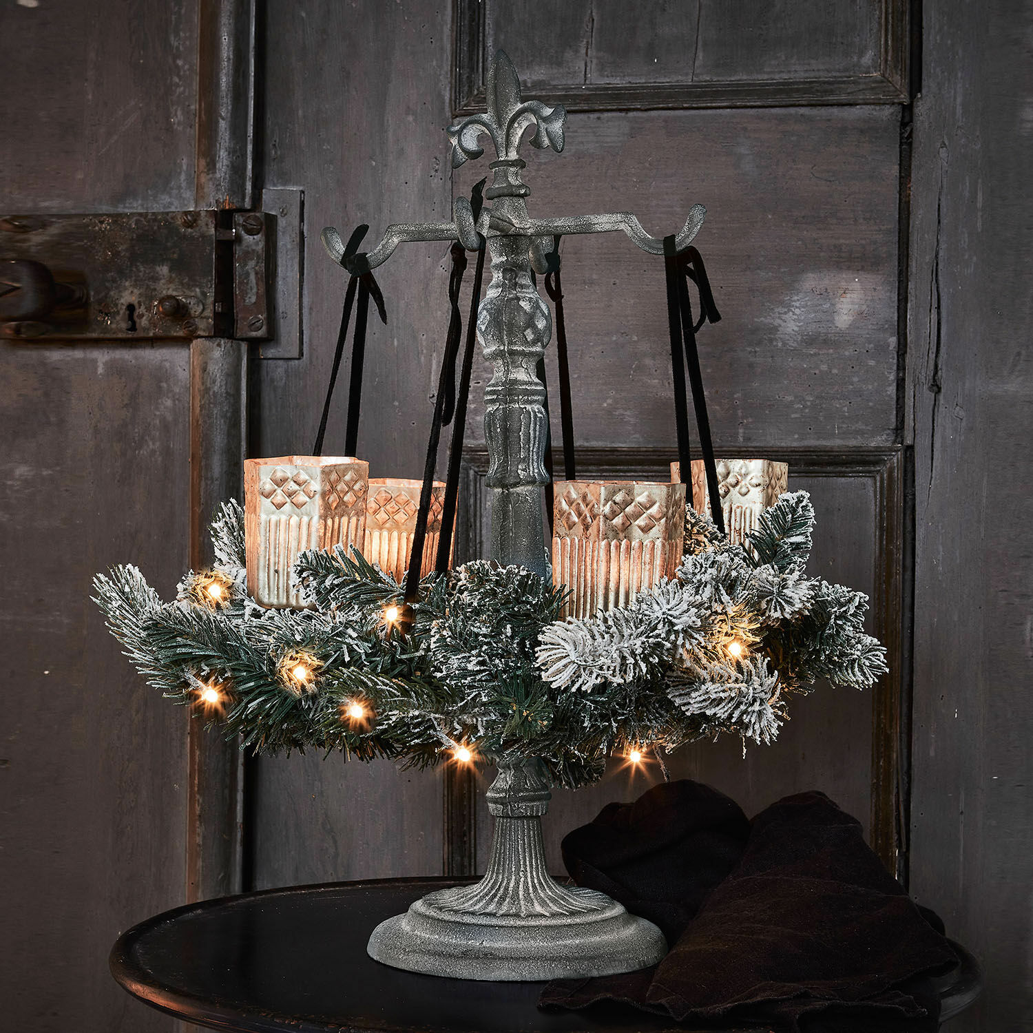 Kranzständer Antwan Metallkerzenhalter mit Tannenzweigen und LED-Lichtern als festliche Weihnachtsdekoration