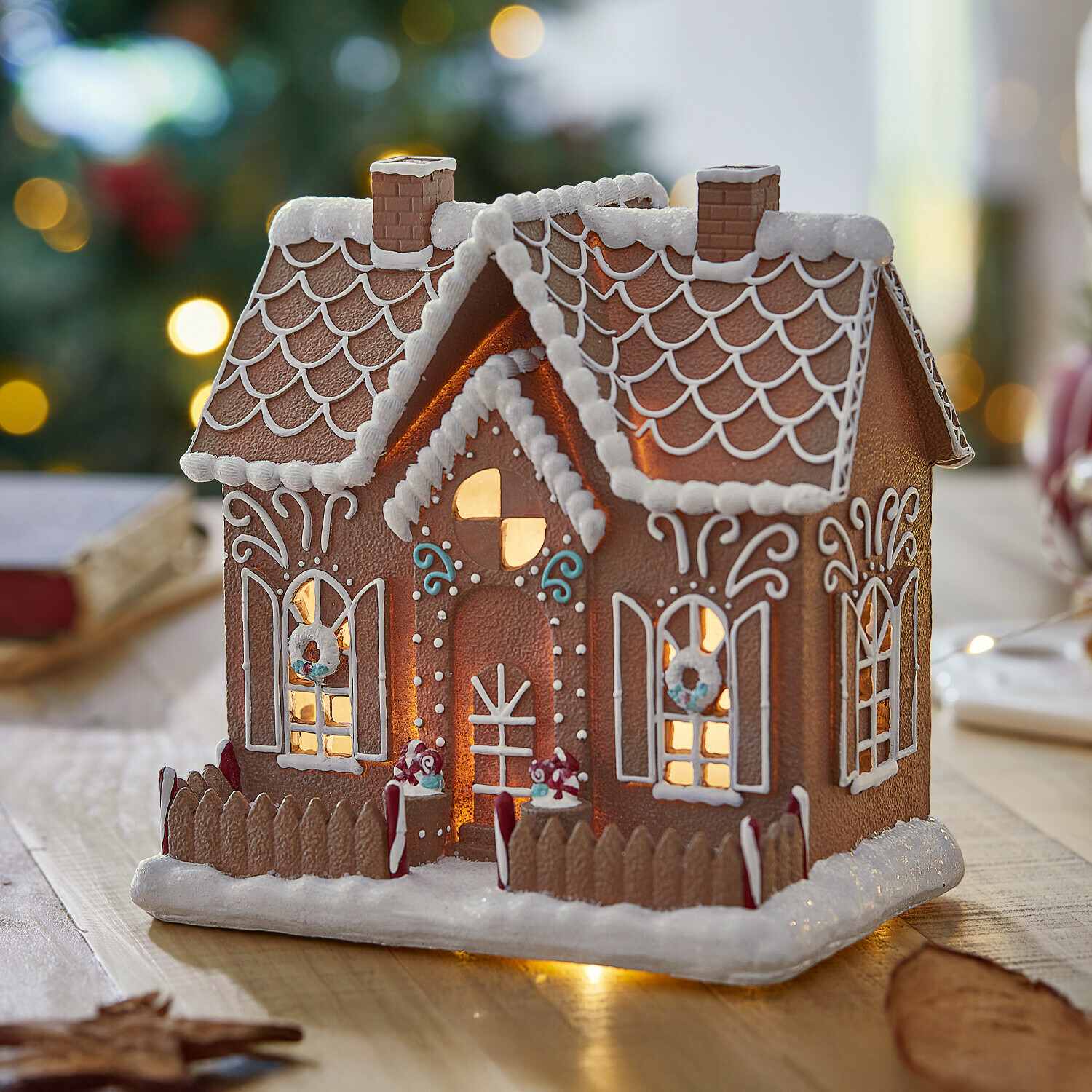 Dekohaus Listras Dekoratives Lebkuchenhaus mit Beleuchtung, braun mit weissem Zuckerguss, festliche Tischdekoration