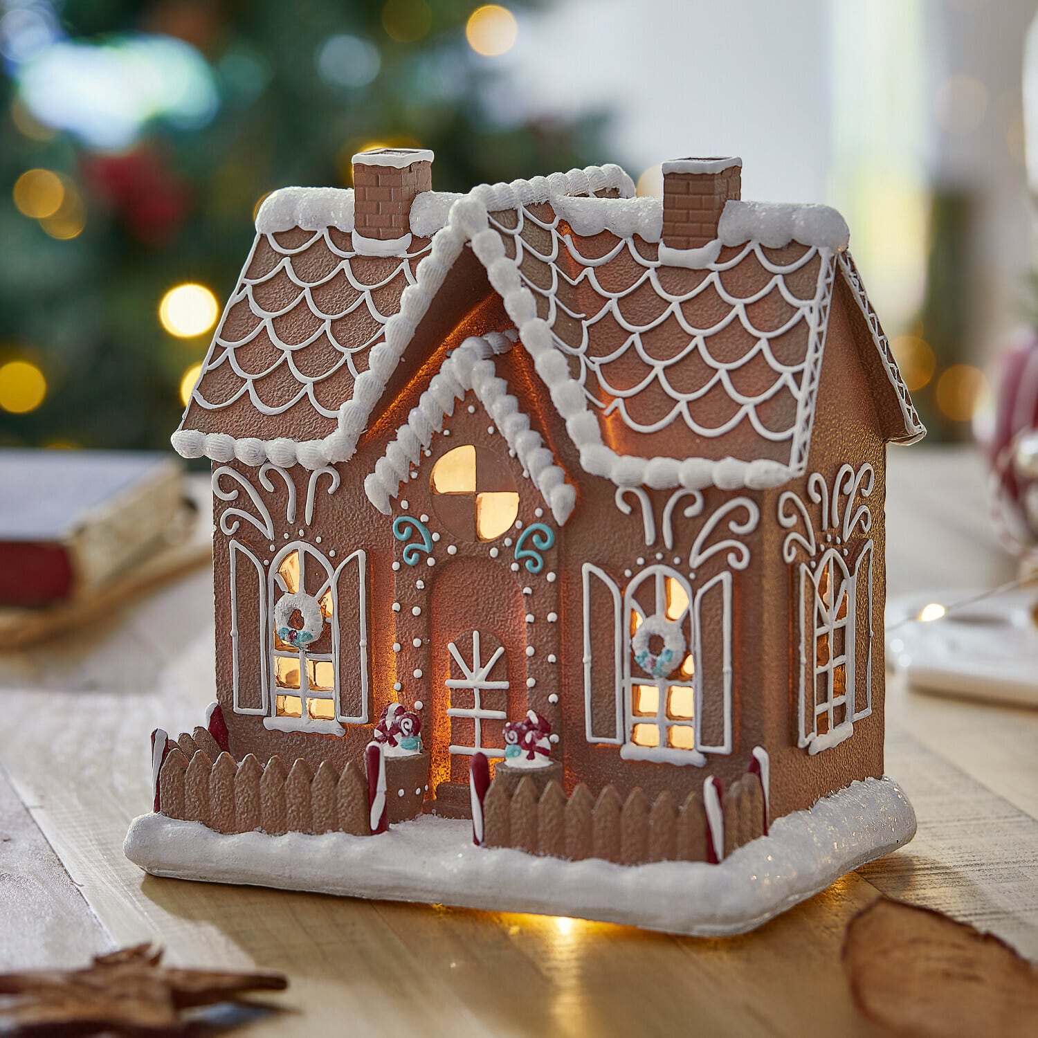 Dekohaus Listras Dekoratives Lebkuchenhaus mit Beleuchtung, braun mit weissem Zuckerguss, festliche Tischdekoration