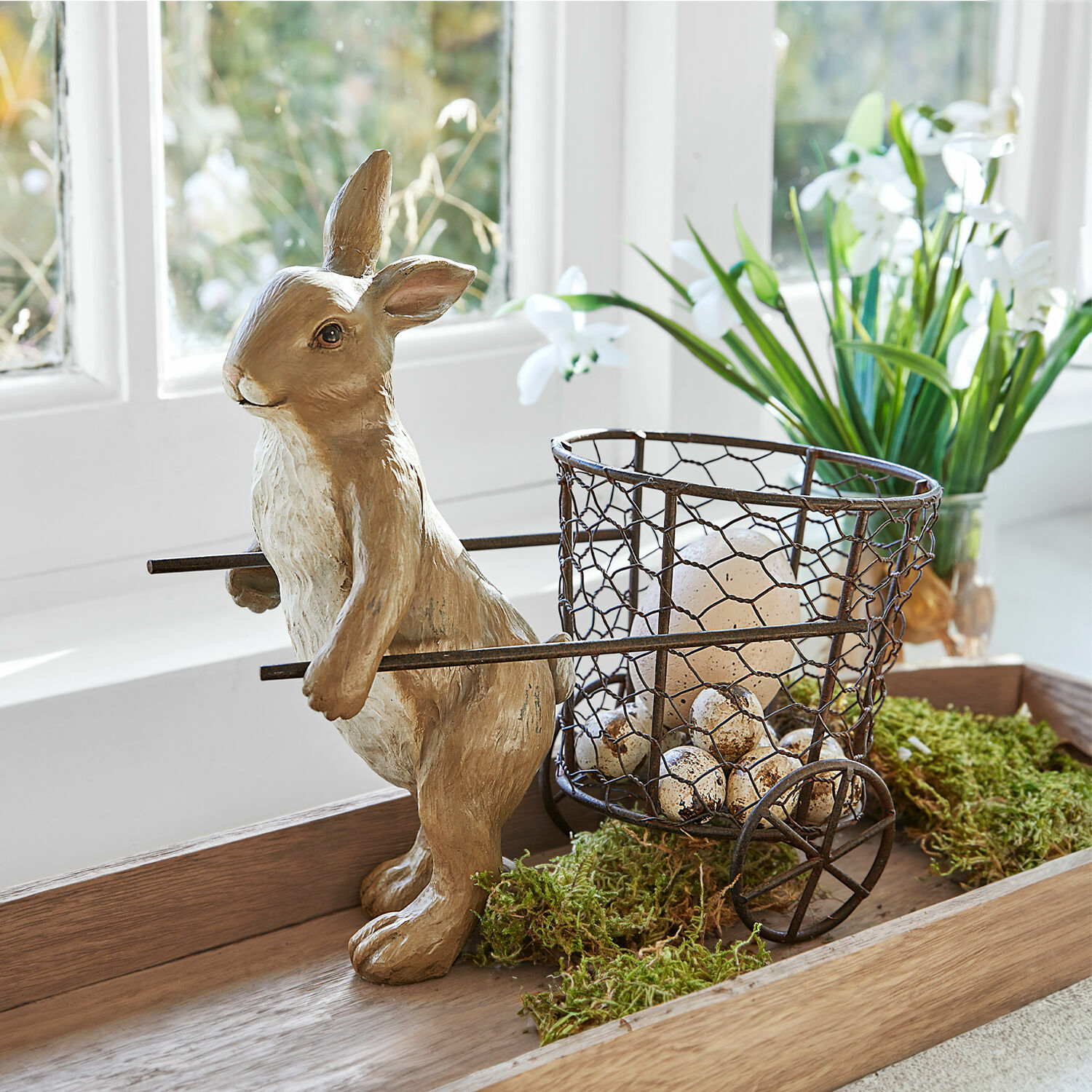 Osterhase Tadino Dekorativer Resin-Hase mit Metallkorb voller Eier als frühlingshafte Wohnraumdekoration