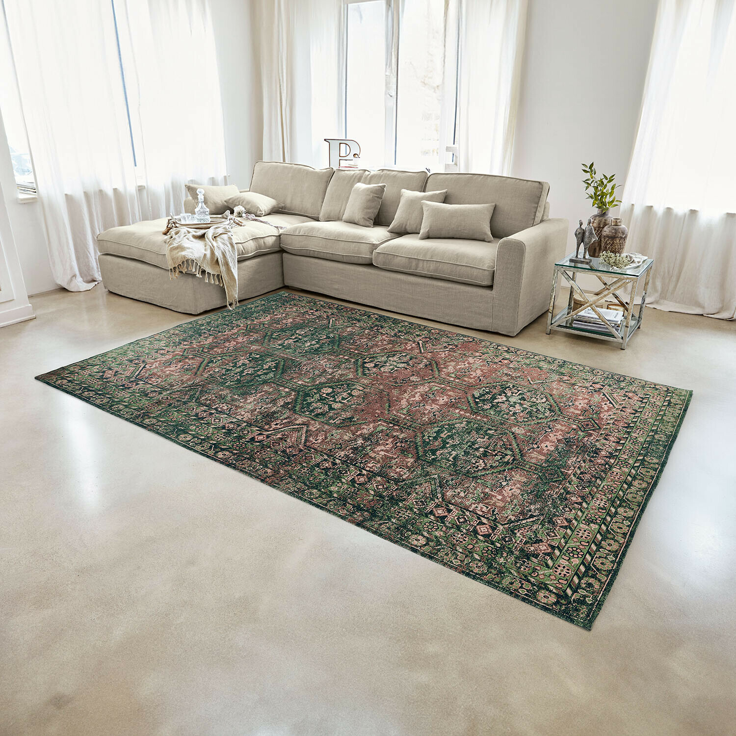 Orientalischer Teppich in Grün- und Rosatönen auf hellem Boden in modernem Wohnzimmer mit Sofa