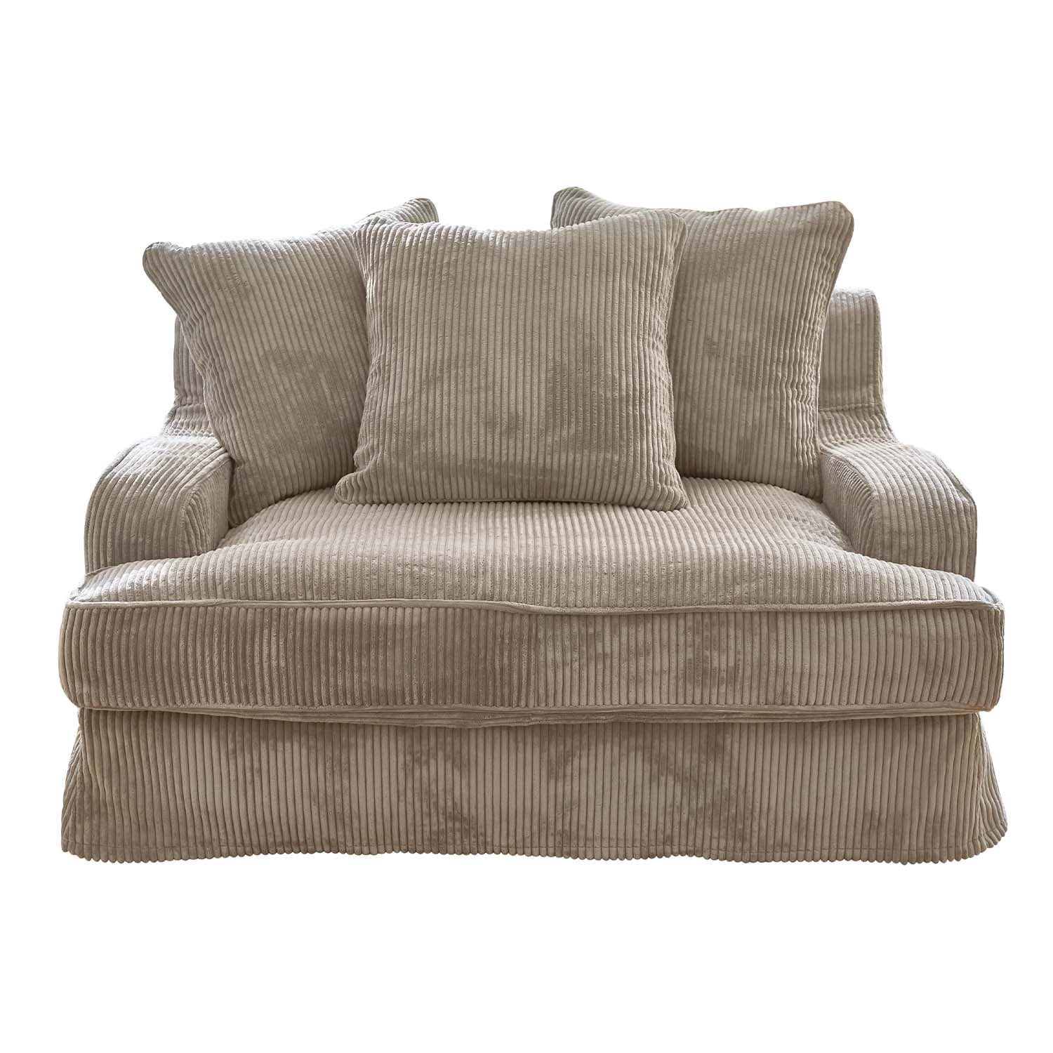 Beiges Cord-Sofa mit drei Kissen aus weichem Stoff, gemütlich fürs Wohnzimmer